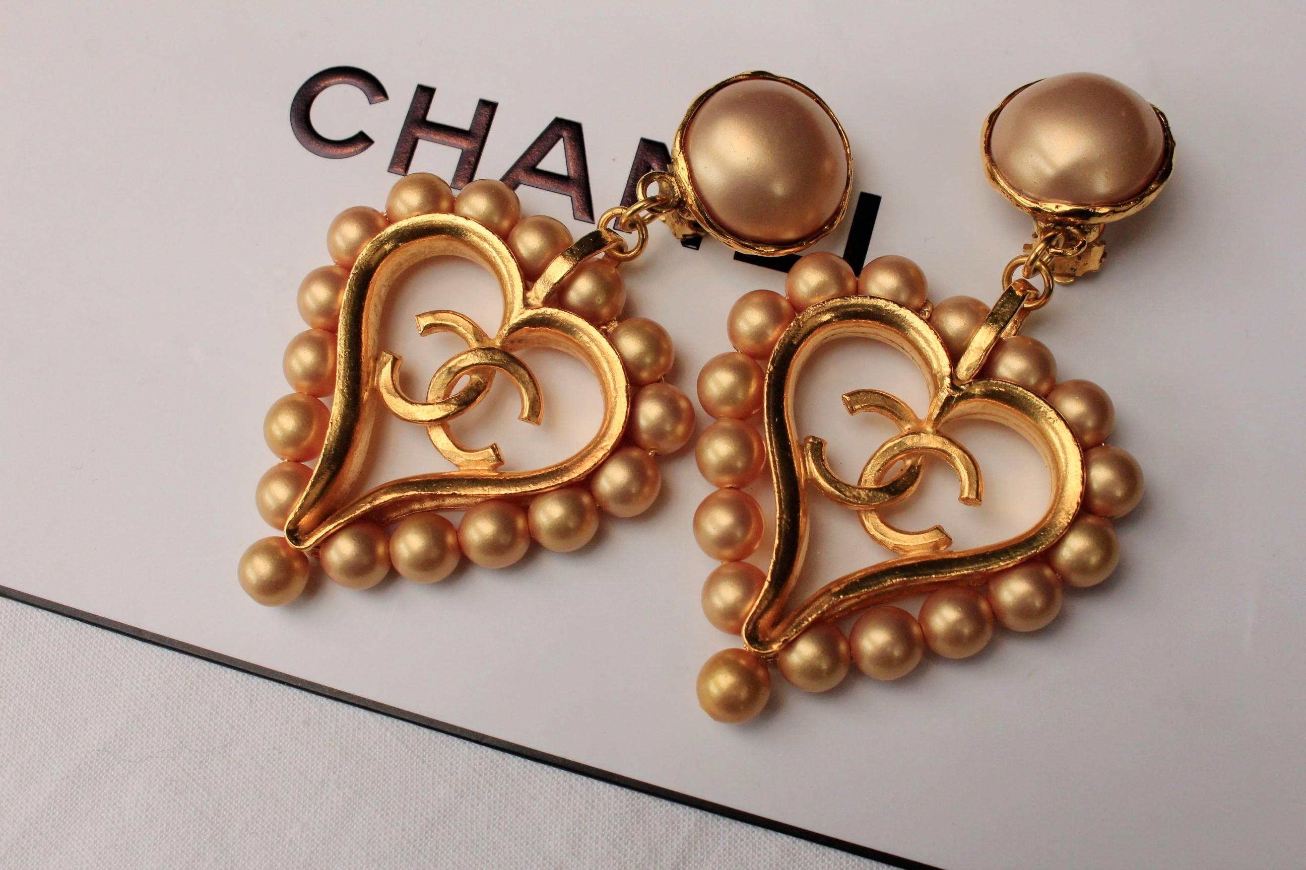 1990s Chanel drop gilded metal heart-shaped earrings In Excellent Condition In Paris, FR