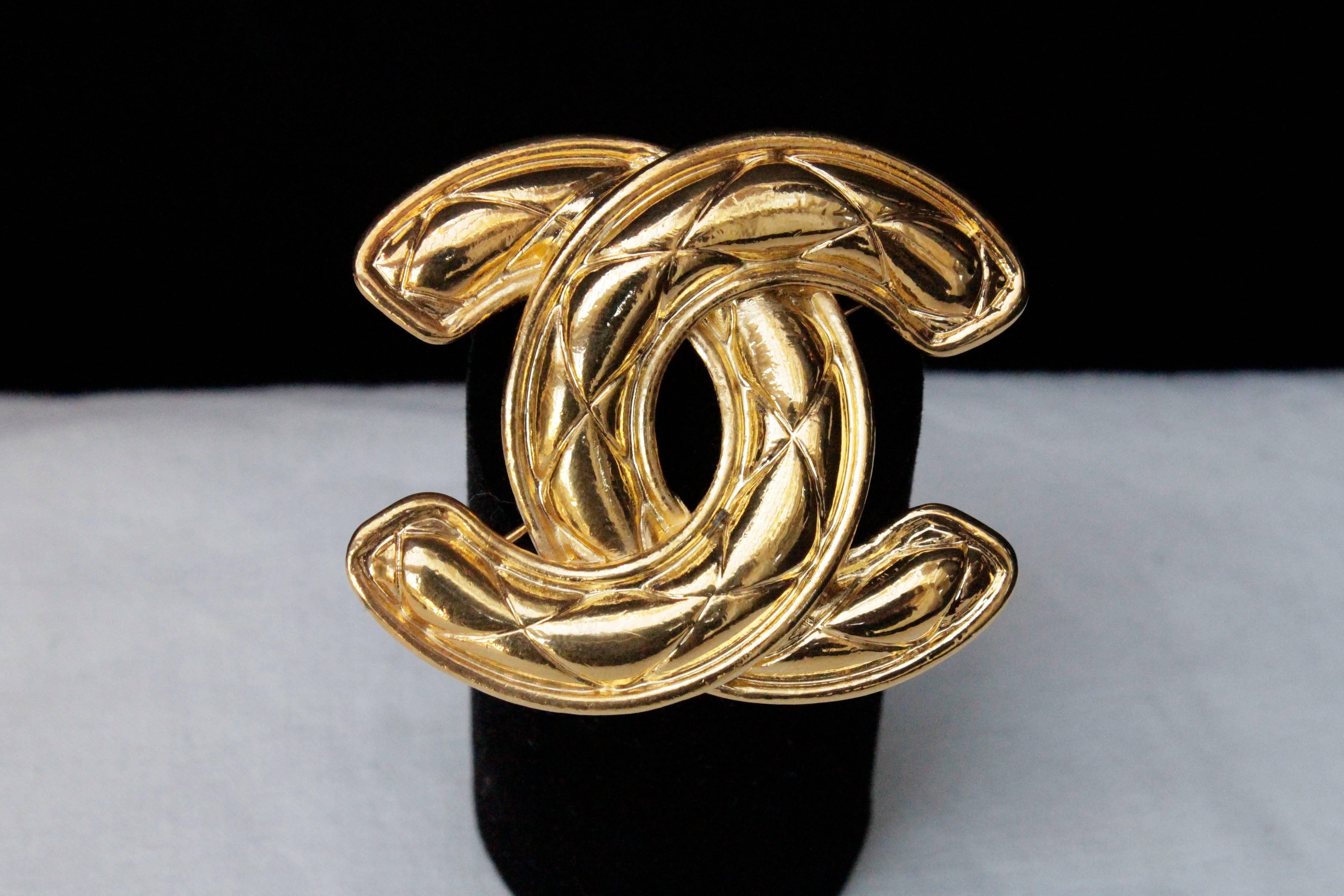 1990s Chanel gilded metal brooch In Excellent Condition In Paris, FR