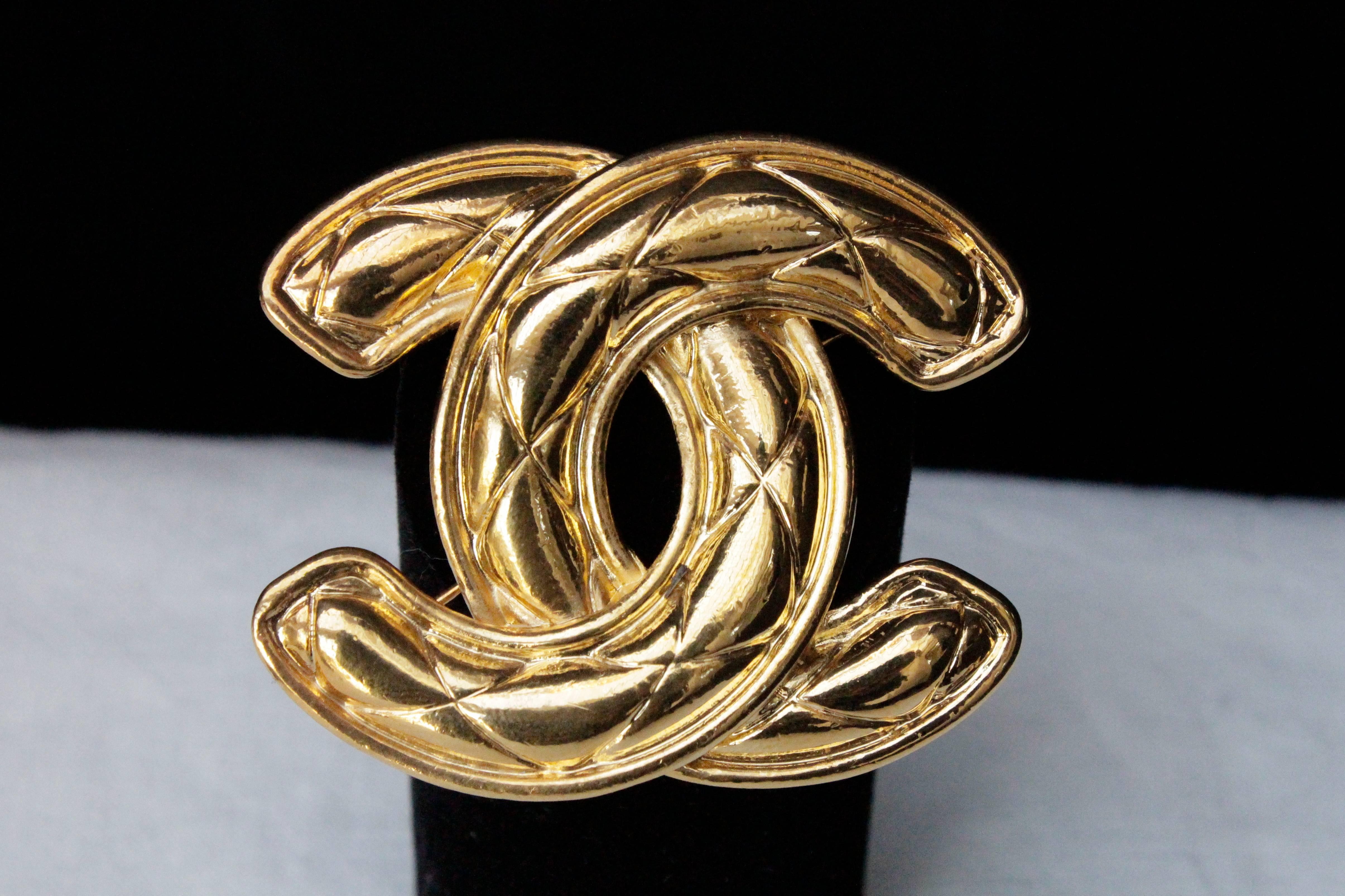 Women's or Men's 1990s Chanel gilded metal brooch