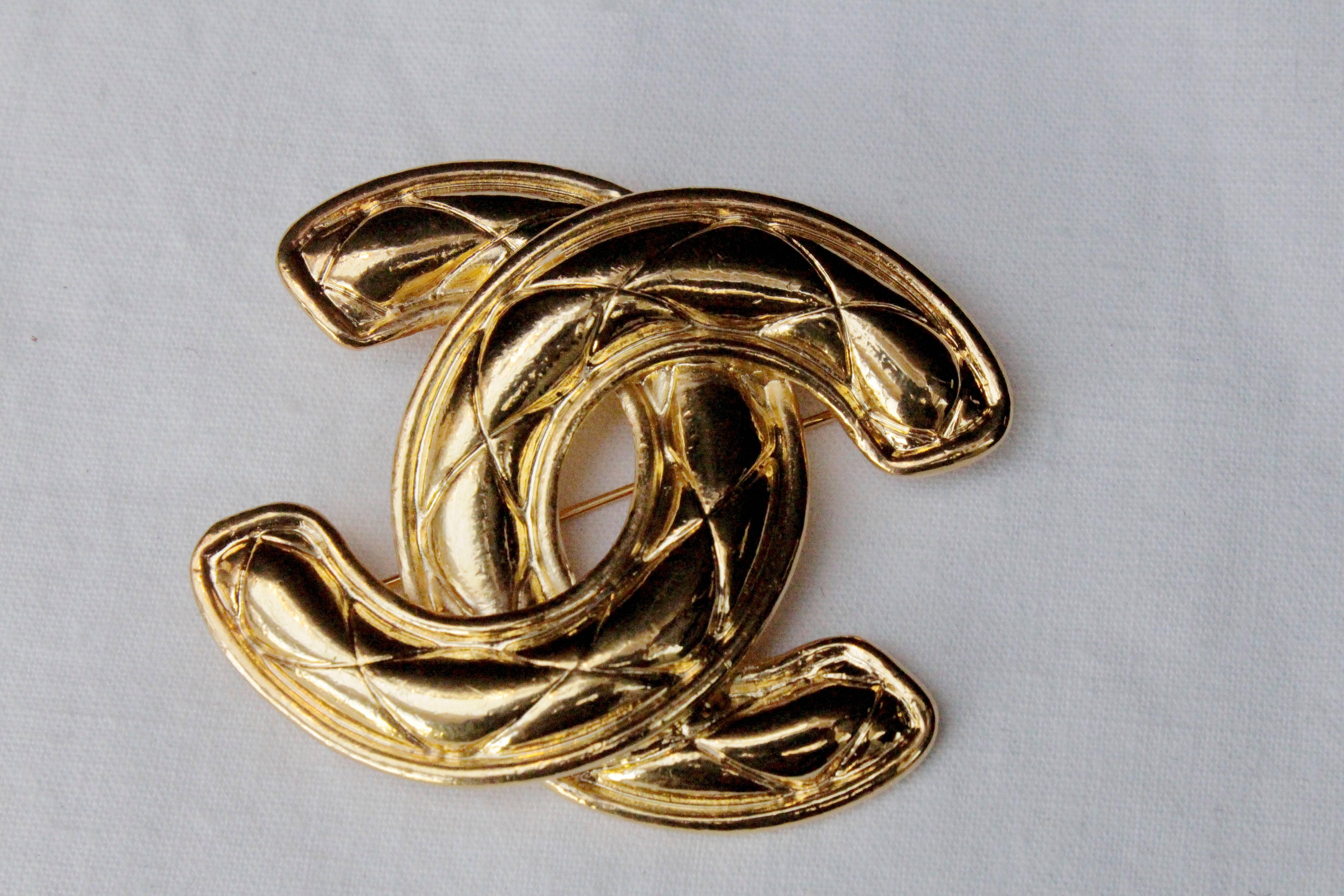 1990s Chanel gilded metal brooch 1