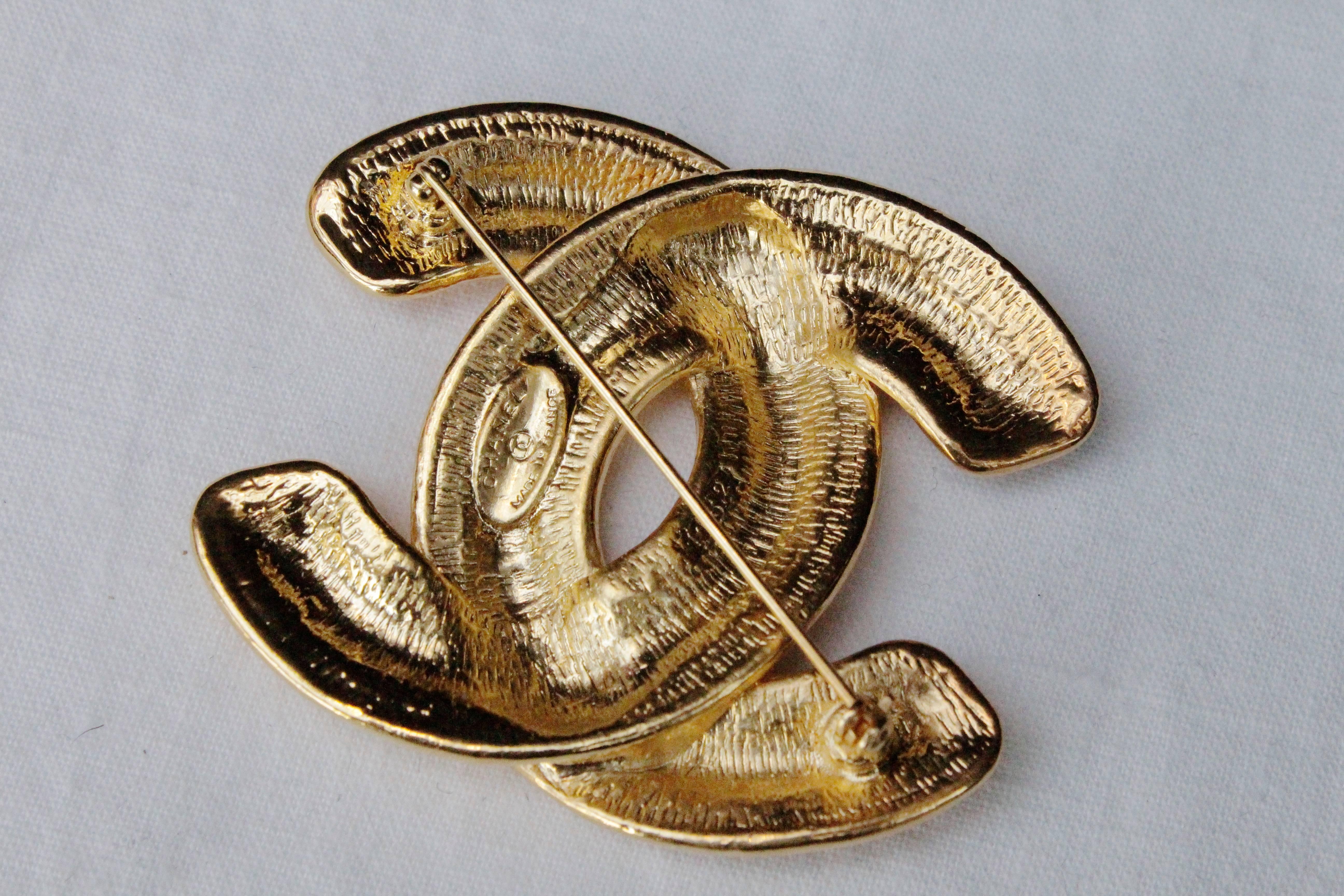 1990s Chanel gilded metal brooch 2
