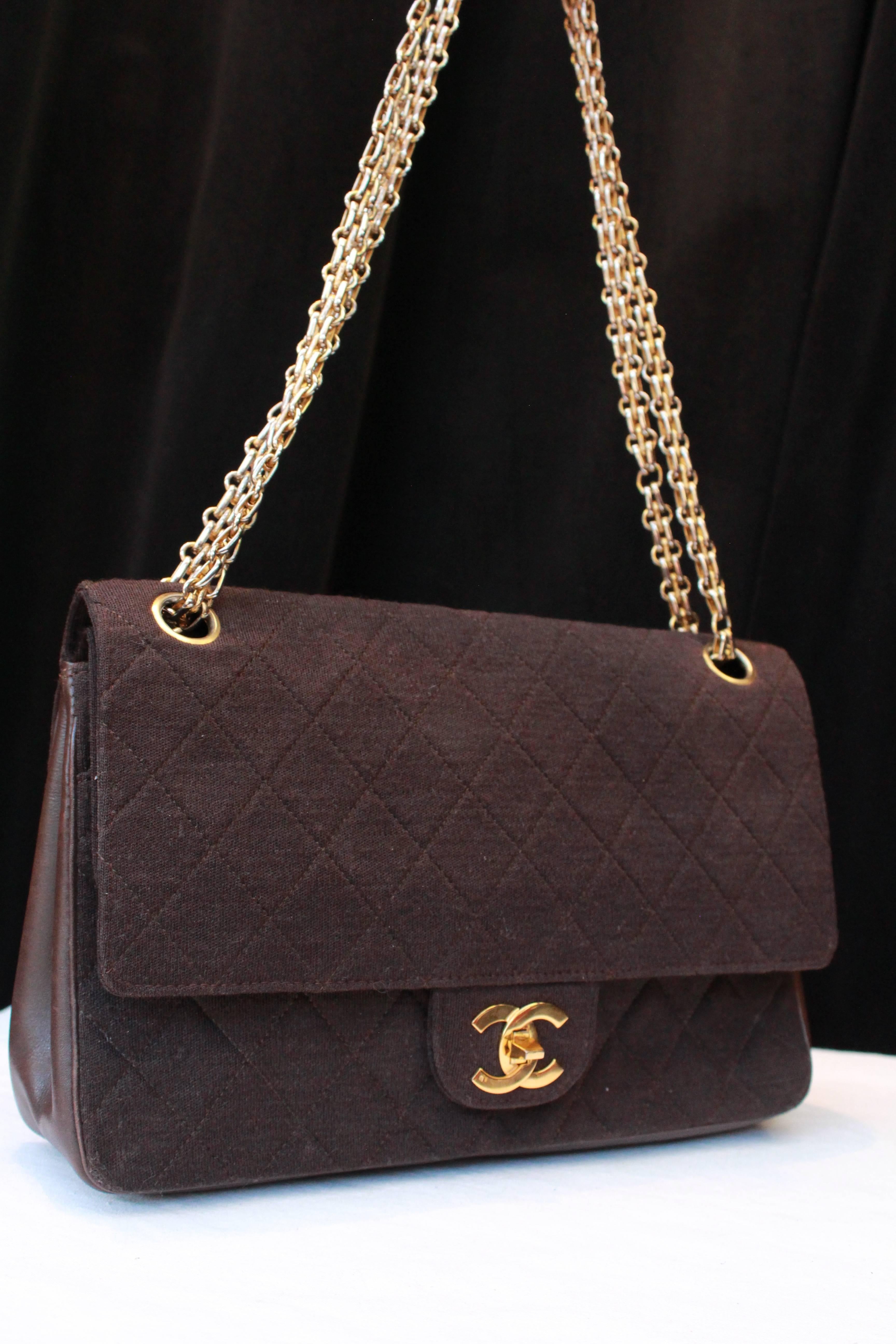 CHANEL (Made in France) Very nice brown “Timeless” vintage bag, in brown leather and over stitched cotton. It features a double sliding shoulder strap to wear “cross-body” or over the shoulder. Gilded metal kiss-lock. Brown fabric lining. One zipped