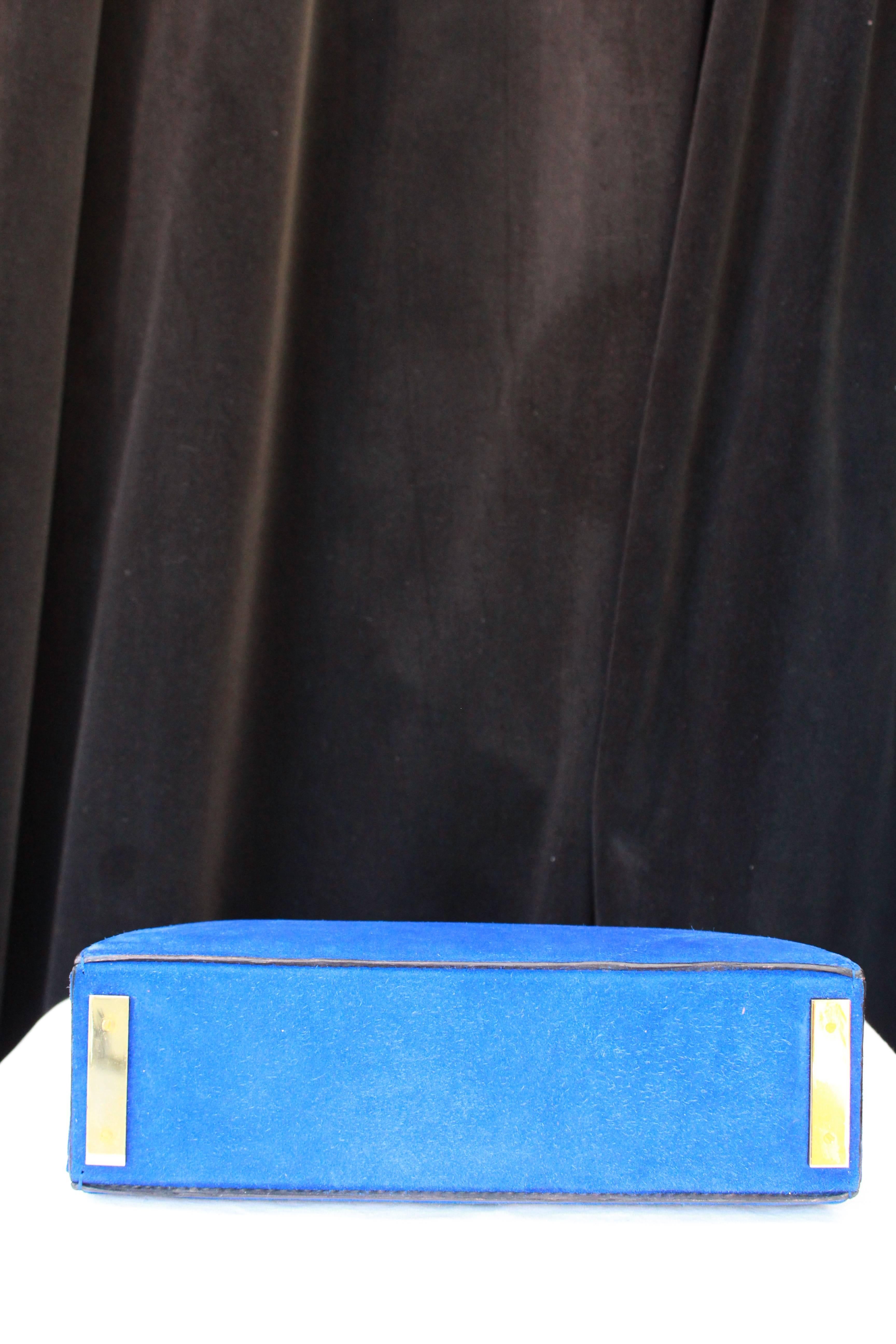 1960s, Fernande Desgranges trapezoid handbag in electric blue suede In Good Condition In Paris, FR