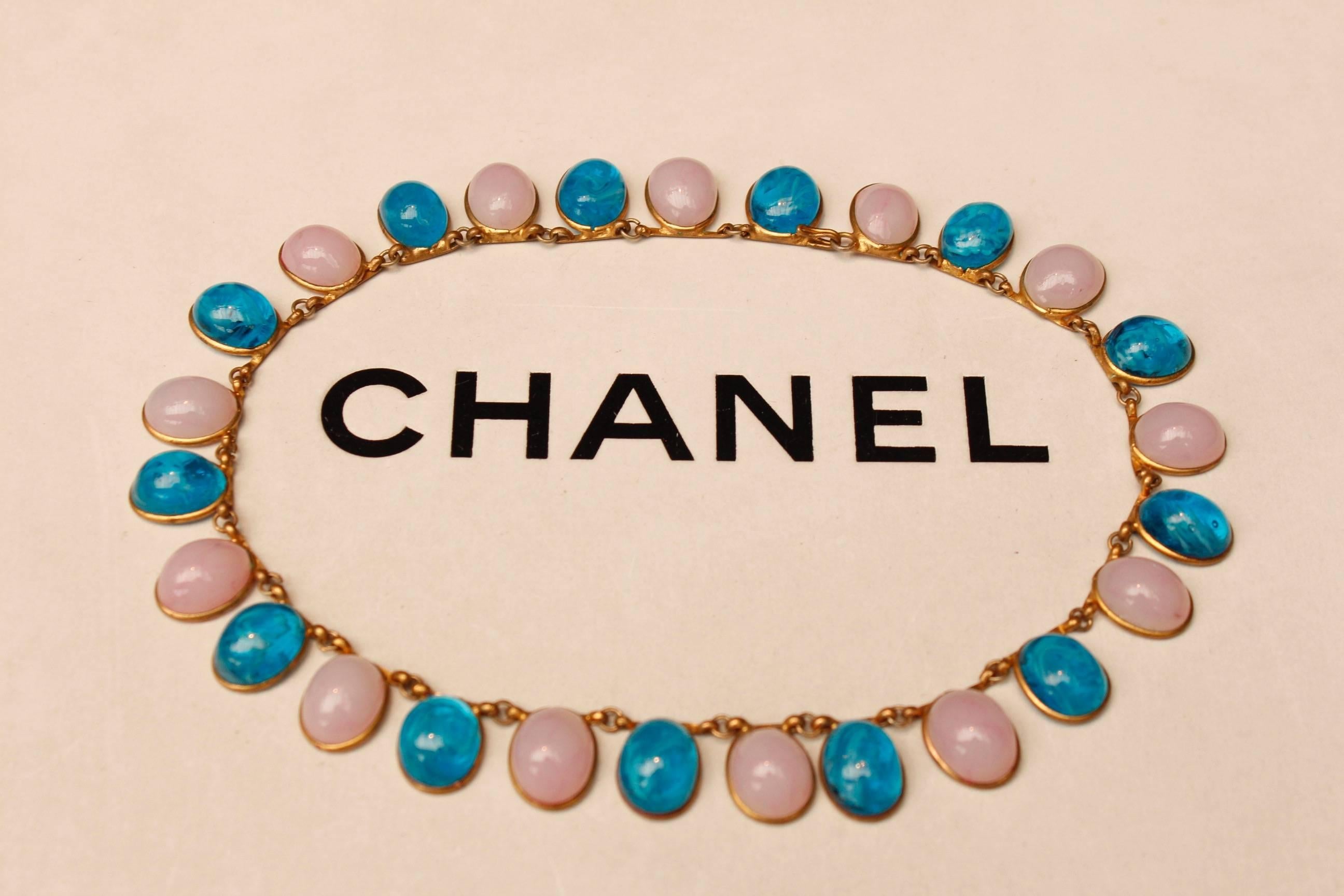 1960s Chanel Choker Composed of Pink and Blue Glass Paste Cabochons In Excellent Condition For Sale In Paris, FR