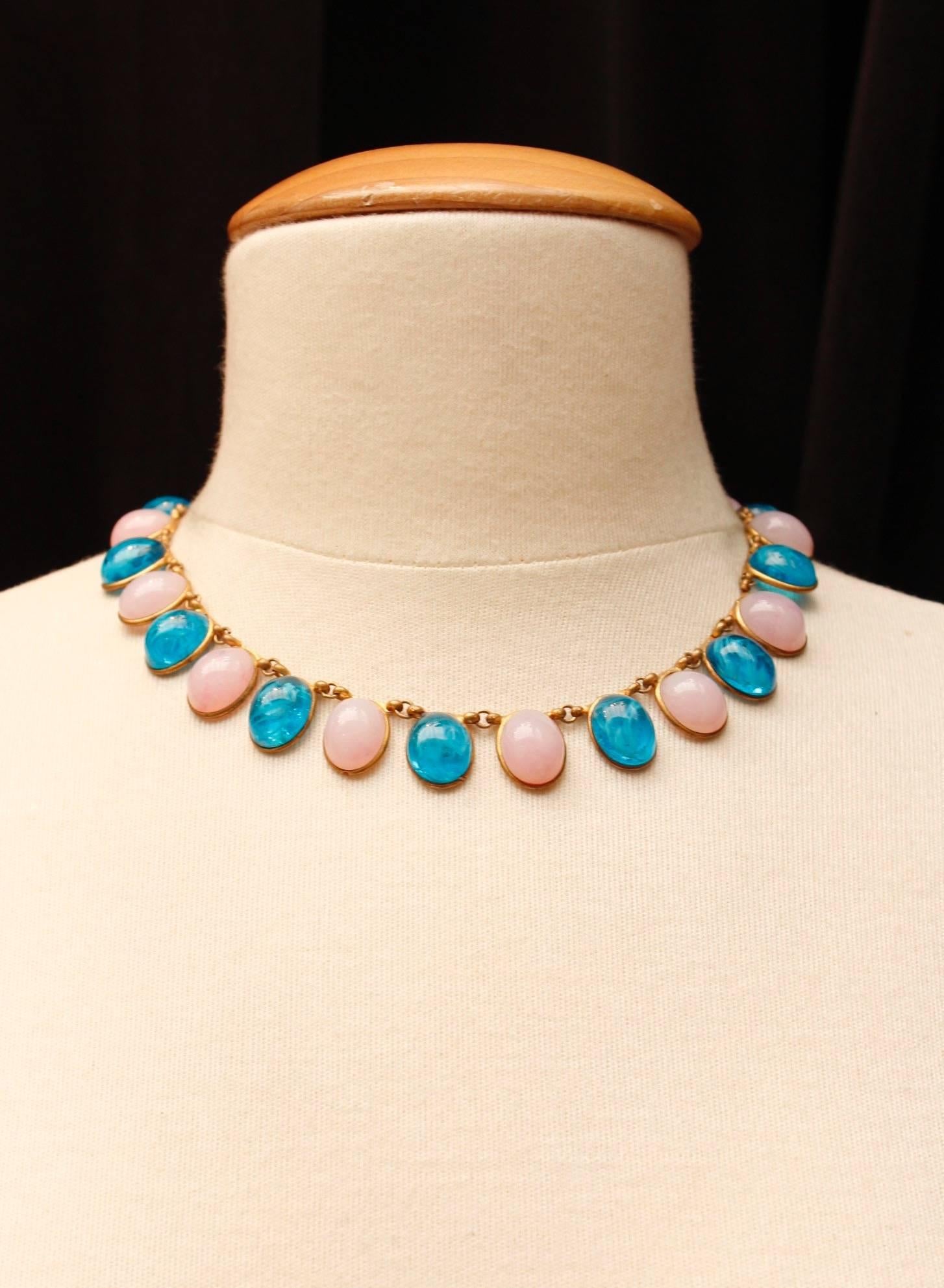 CHANEL Attributed to (Made in France) Choker composed of oval light pink glass paste cabochons alternating with turquoise cabochons, set in gilded metal. Hook and eye clasp.

No signature.

Circa 1960-1970’s.

Length 41 cm (16 in).

Very good