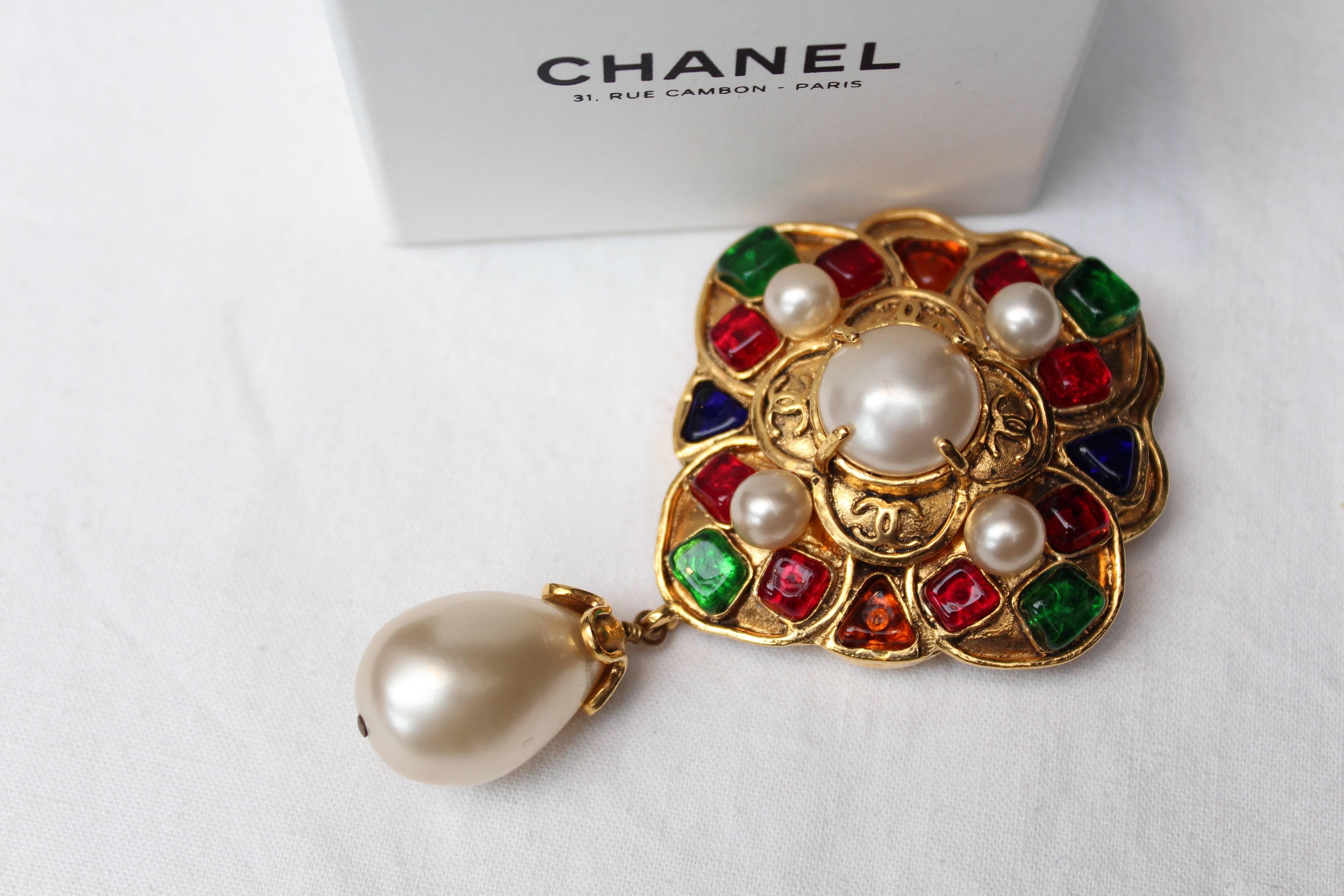 1994 Chanel gilded metal cross brooch with glass paste cabochons  In Excellent Condition In Paris, FR