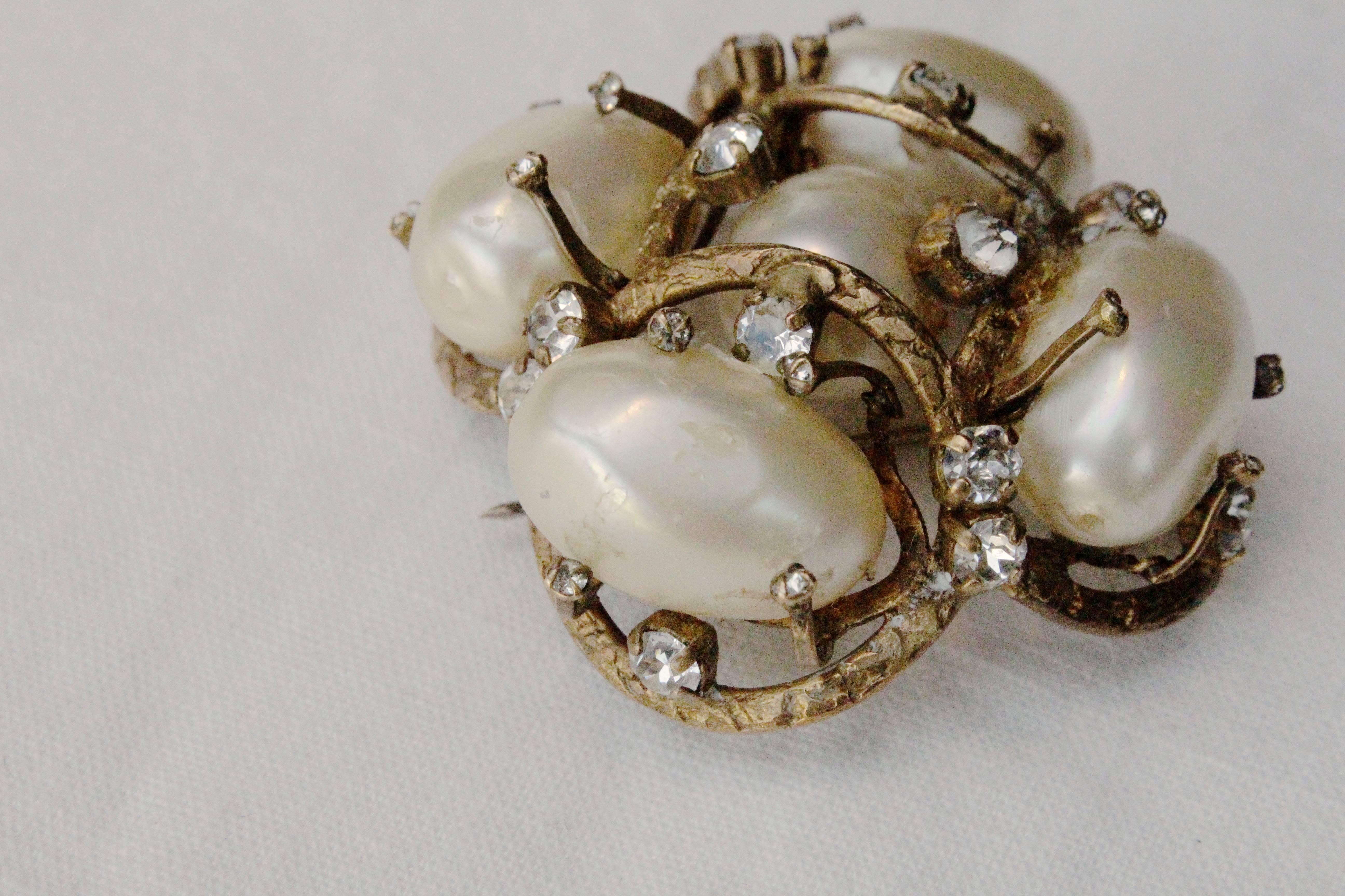 Women's or Men's 1955-1965s Chanel vintage brooch made of pearly beads and rhinestones 