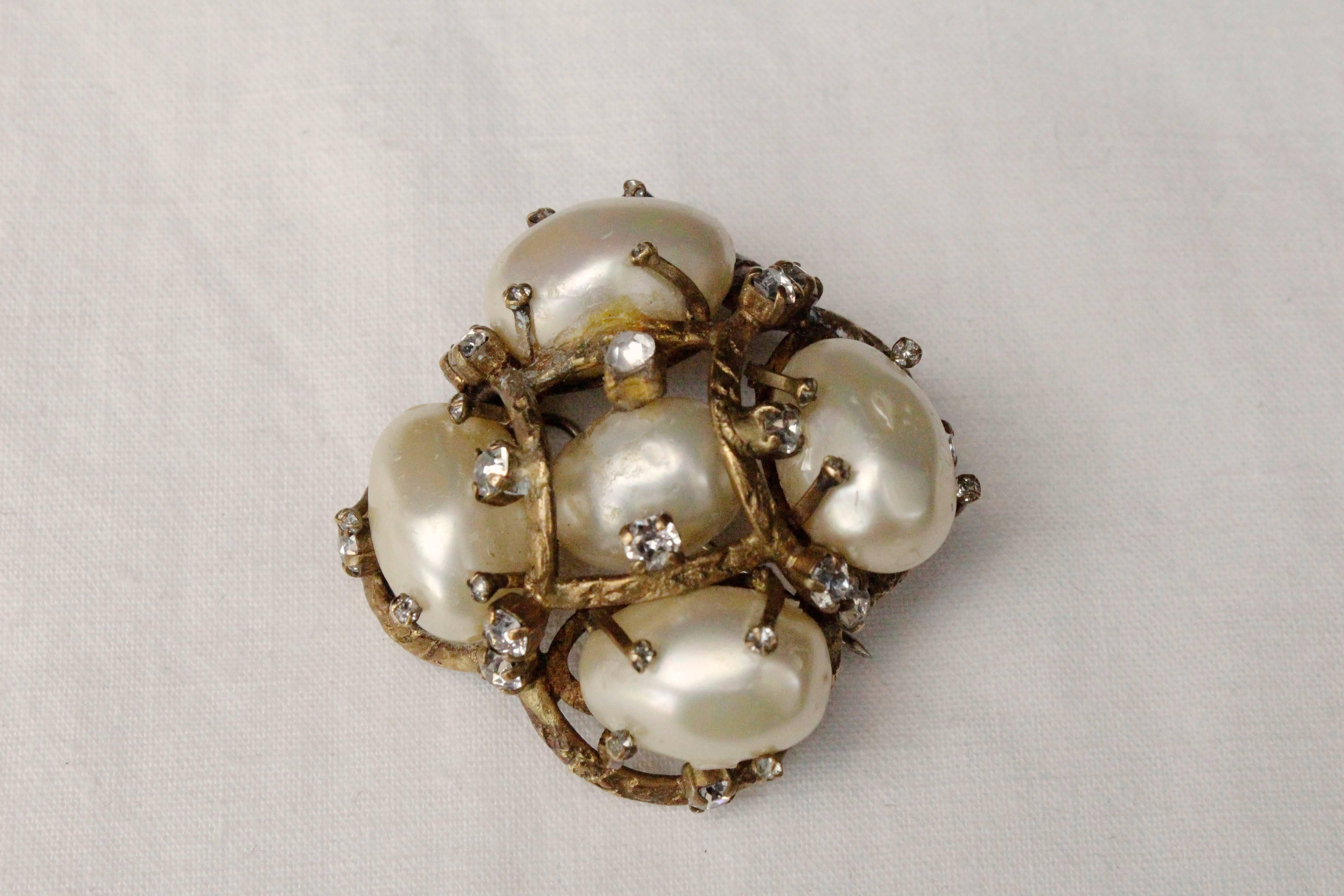 1955-1965s Chanel vintage brooch made of pearly beads and rhinestones  In Good Condition In Paris, FR