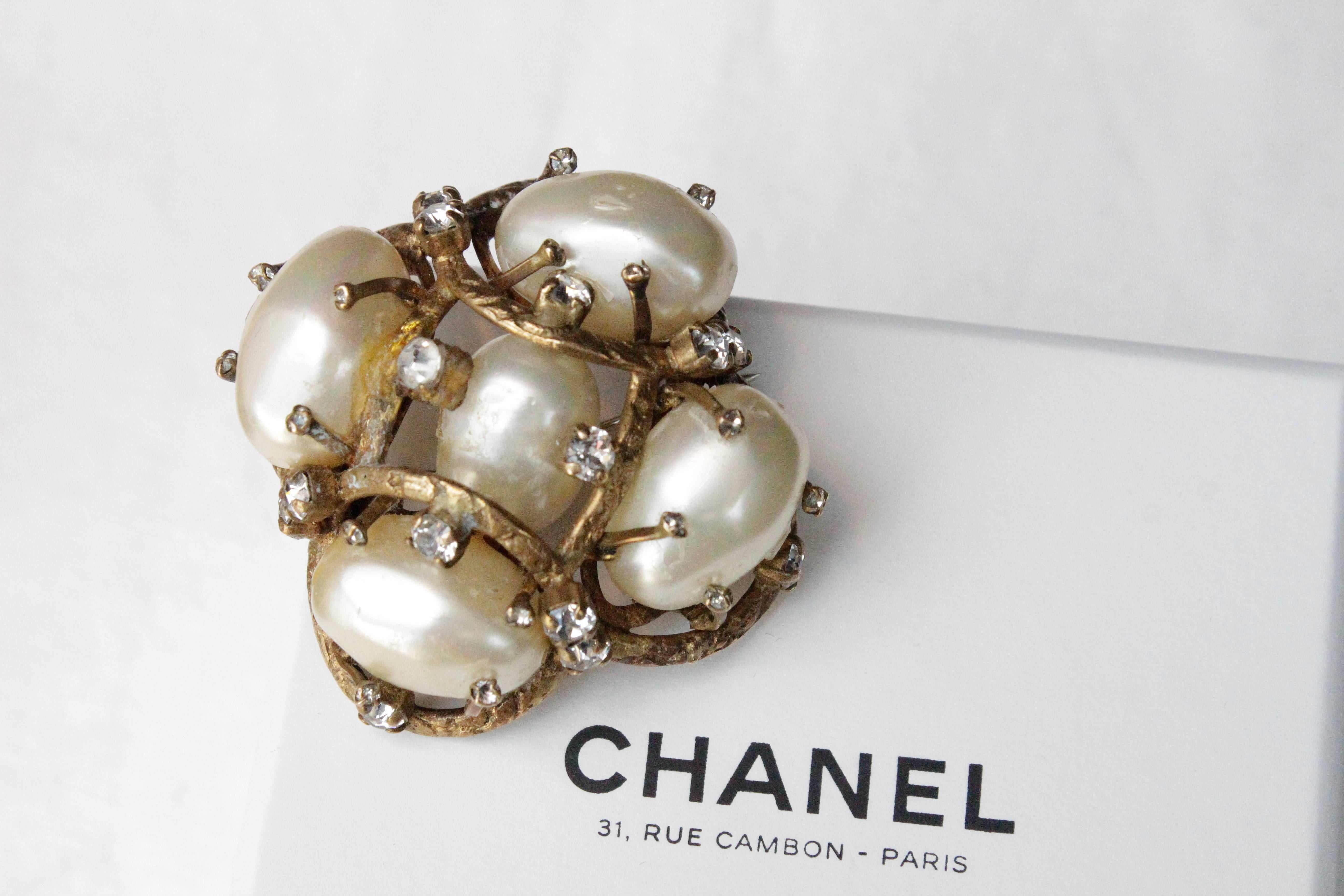 1955-1965s Chanel vintage brooch made of pearly beads and rhinestones  3