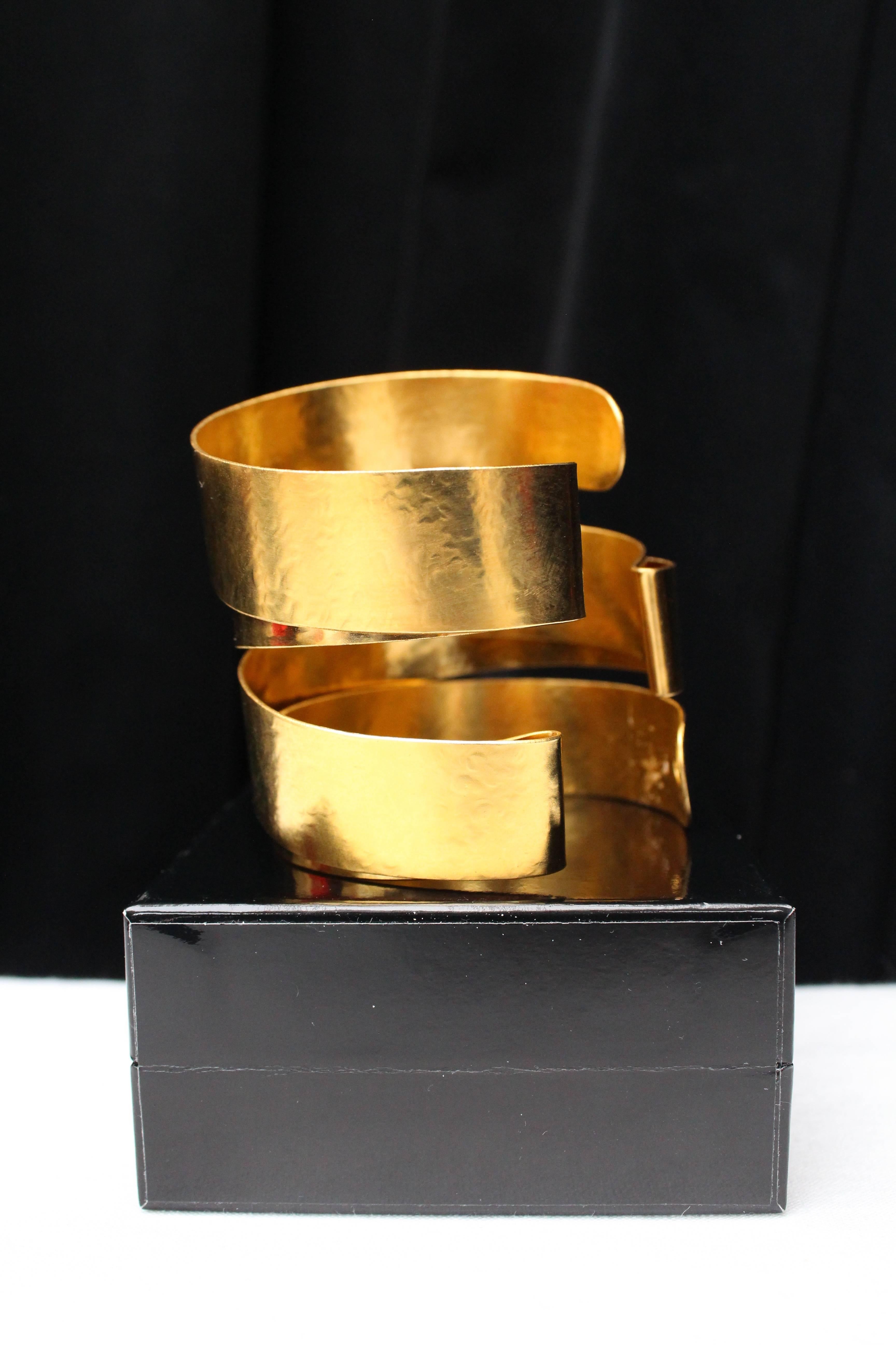 HERVE VAN DER STRAETEN – Wide cuff bracelet composed of hammered gilded metal, representing a spiral. Signed inside.

Circa 2000.

Height 7 cm (2.75 in); Diameter 15 cm;  Opening 3 cm (1.25 in).

Very good condition