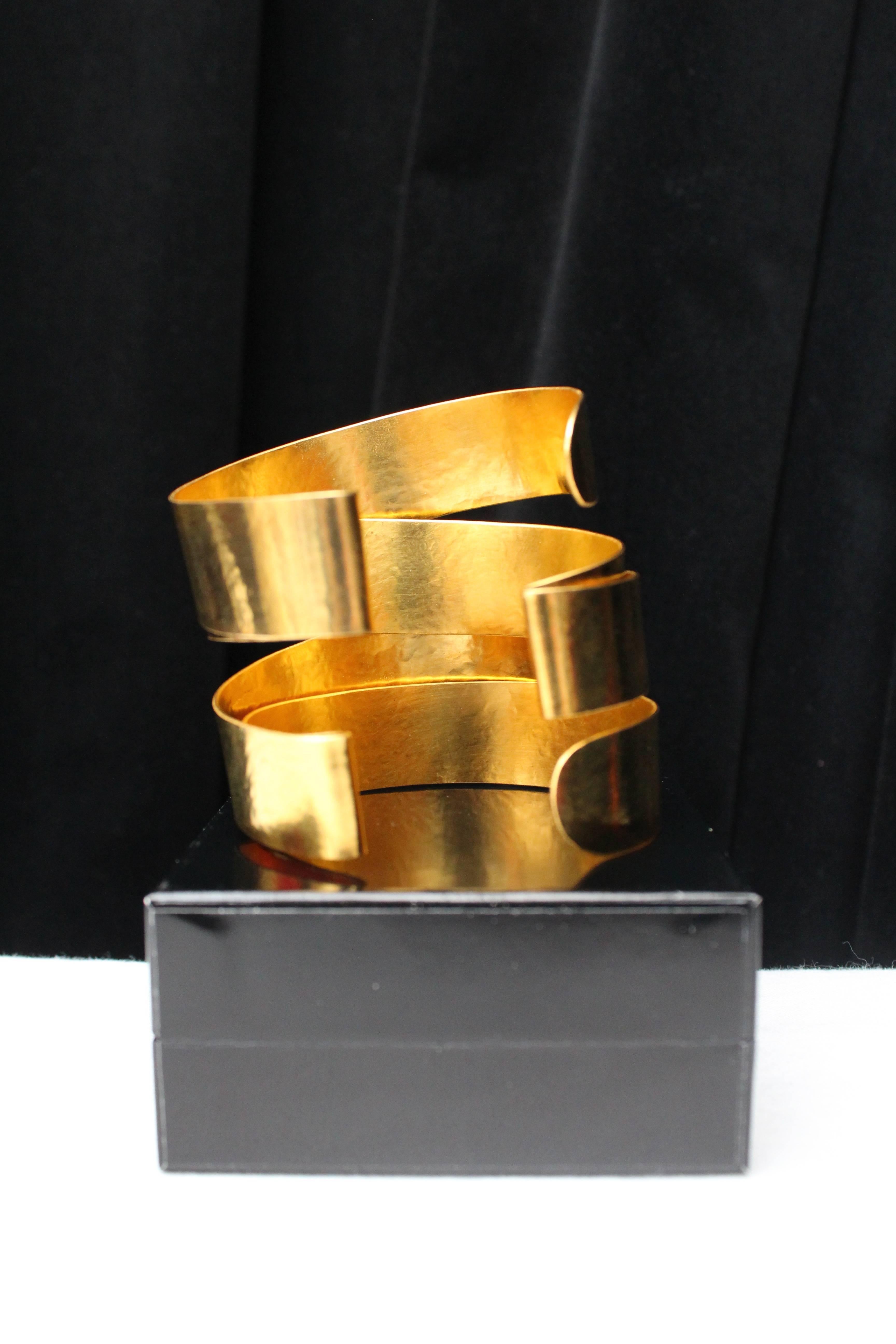 2000s Herve Van Der Straeten openwork gilded metal cuff bracelet In Excellent Condition In Paris, FR