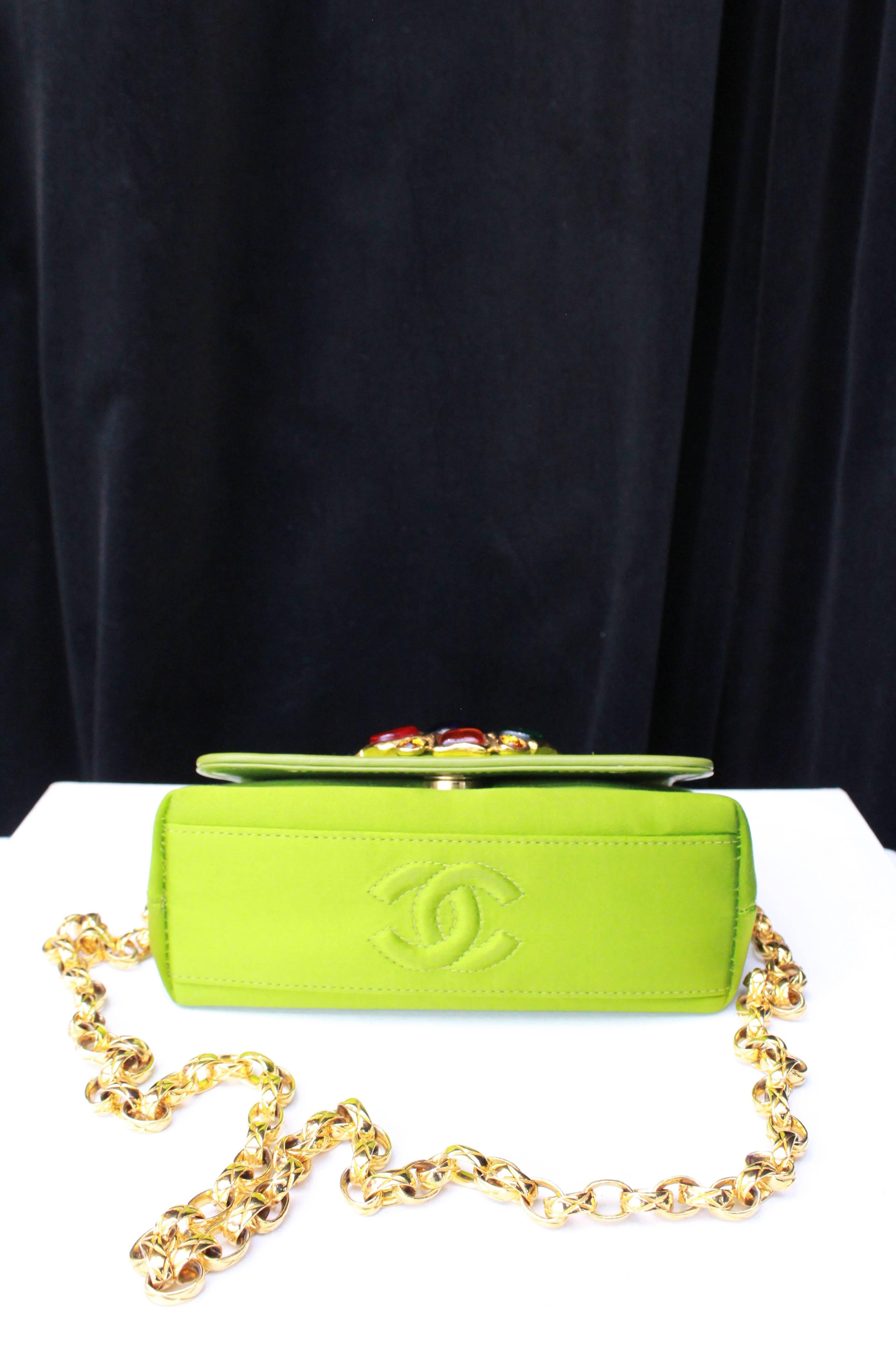 Chanel green satin jewel evening bag In Excellent Condition For Sale In Paris, FR