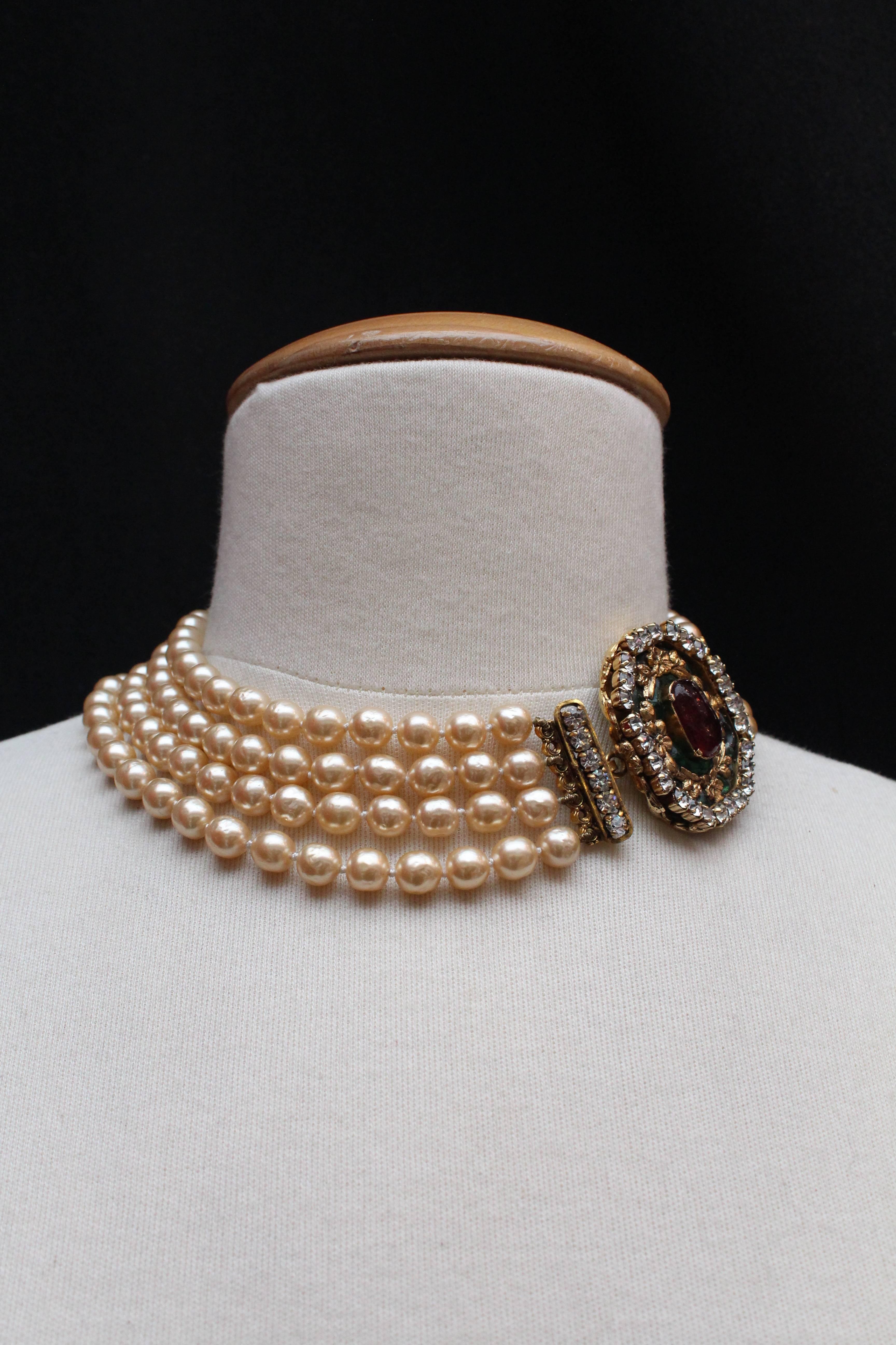 1980s Chanel exceptional faux-pearl choker with Gripoix clasp closure In Excellent Condition In Paris, FR