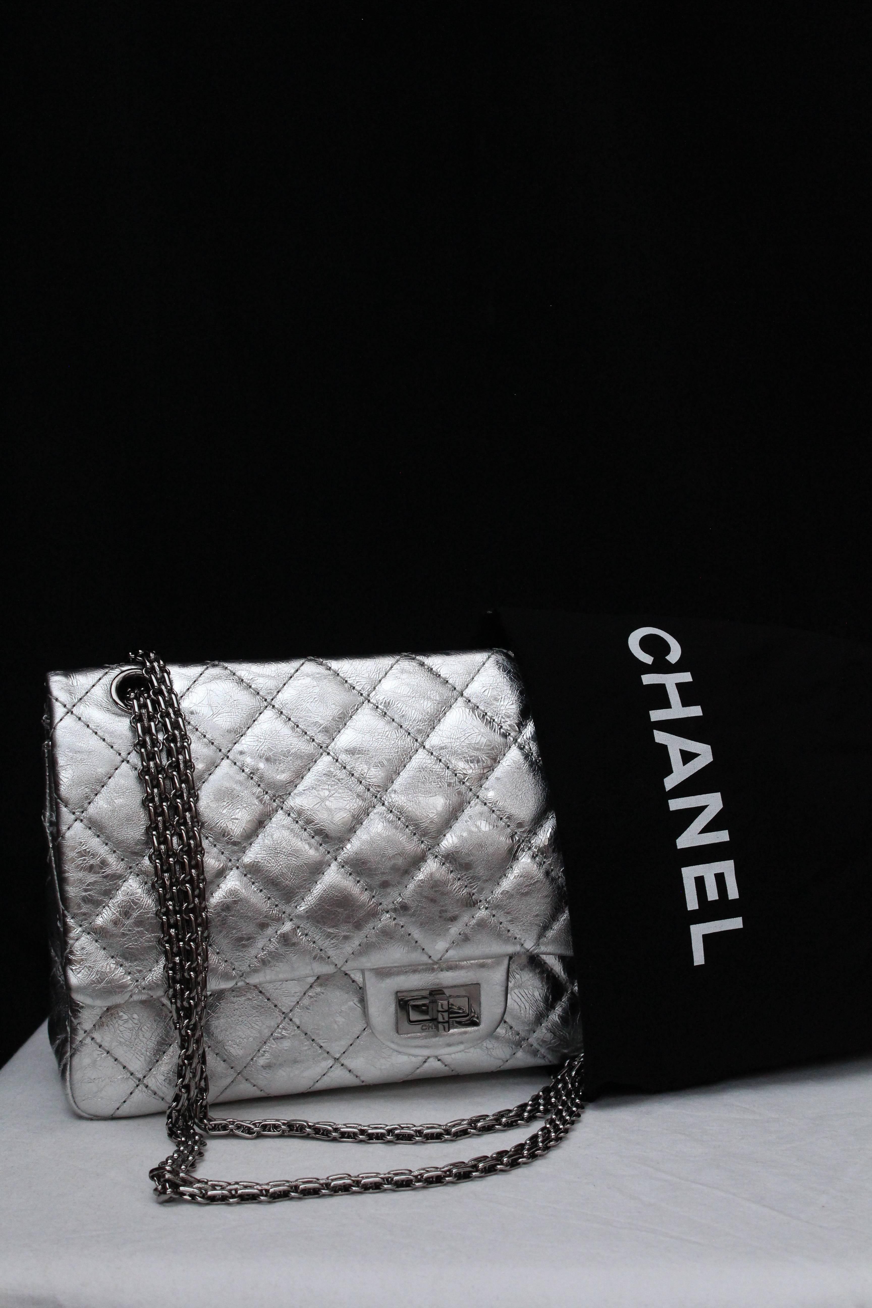 CHANEL (Made in France) 2.55 Model bag made of quilted silvery leather with ruched/marbling effect. It can be worn double over the shoulder or single as cross-body bag. Back patch pocket. Silver plated twist lock clasp closure. The first flap has a