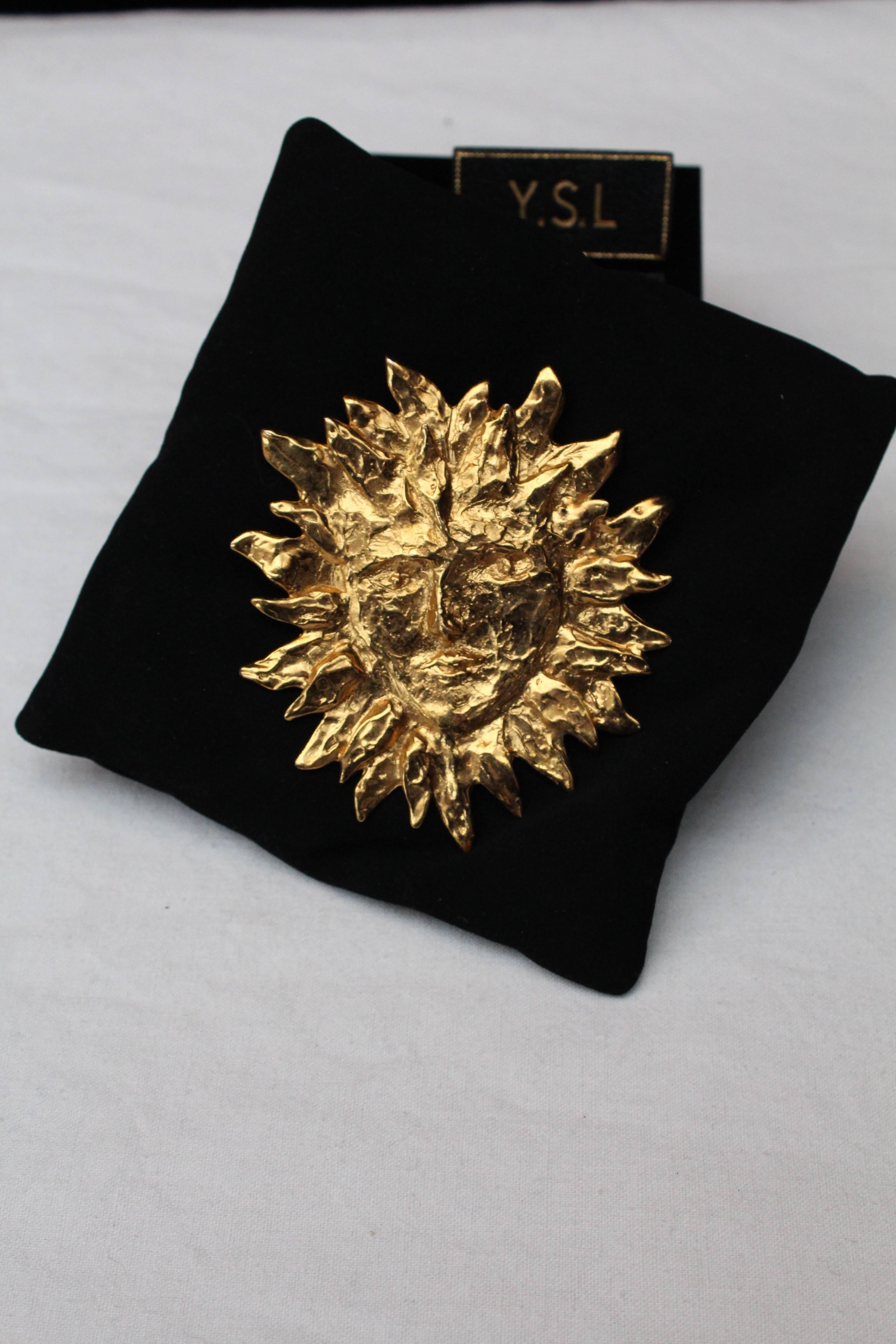 Yves Saint Laurent gilded metal sun-shaped brooch, 1980s  In Excellent Condition In Paris, FR