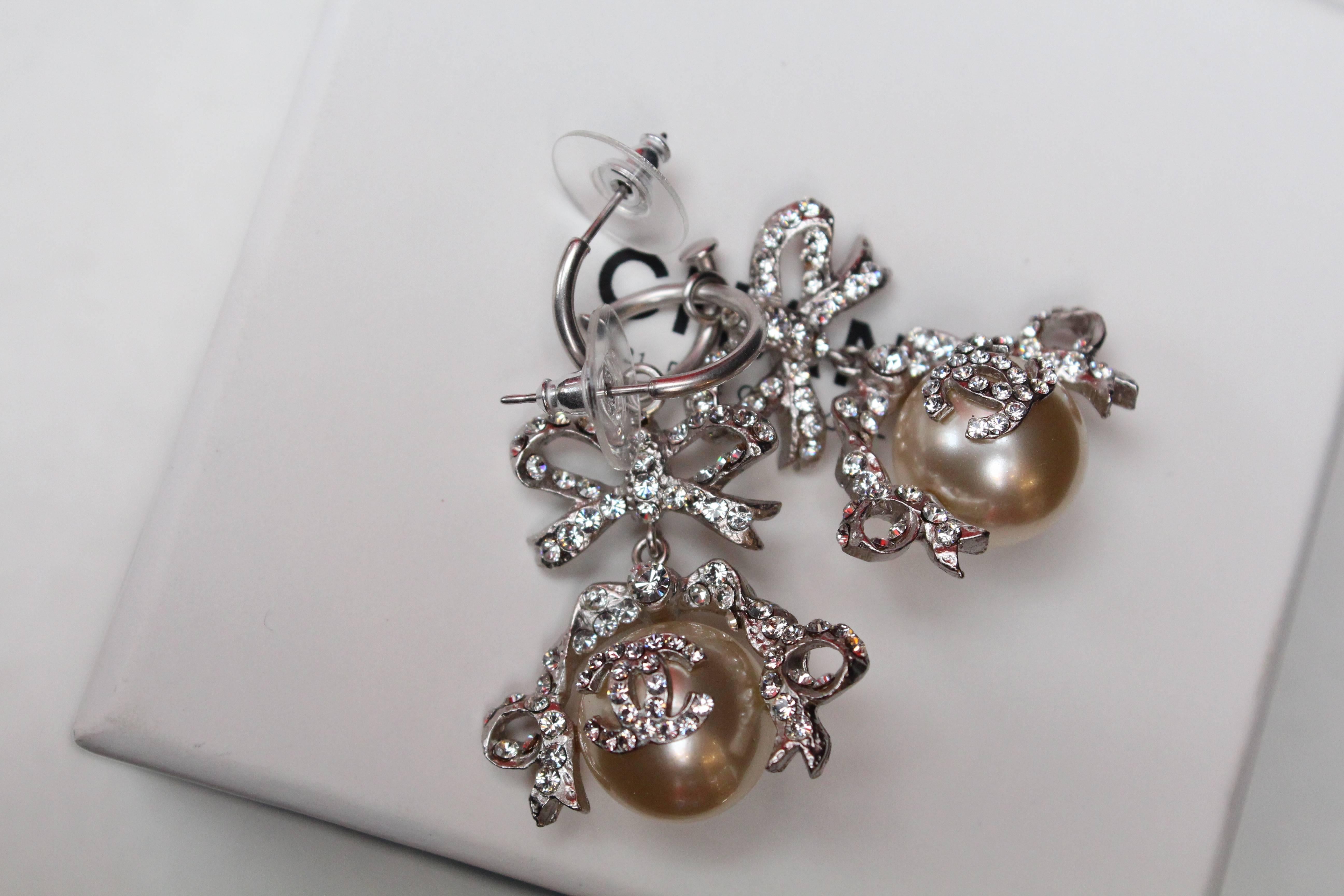 Women's 2004 Chanel gorgeous earrings representing a bow paved with rhinestones