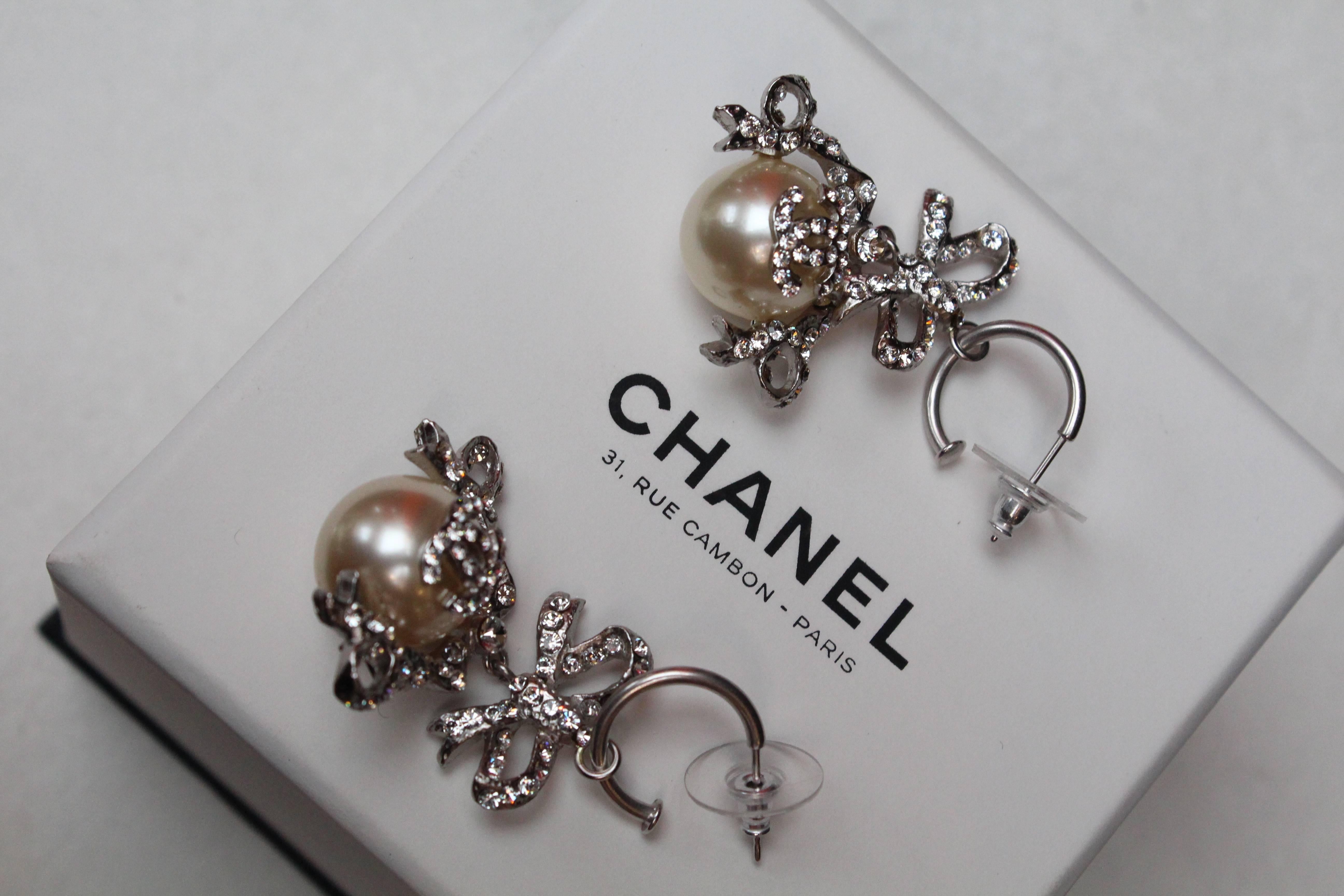 2004 Chanel gorgeous earrings representing a bow paved with rhinestones In Excellent Condition In Paris, FR