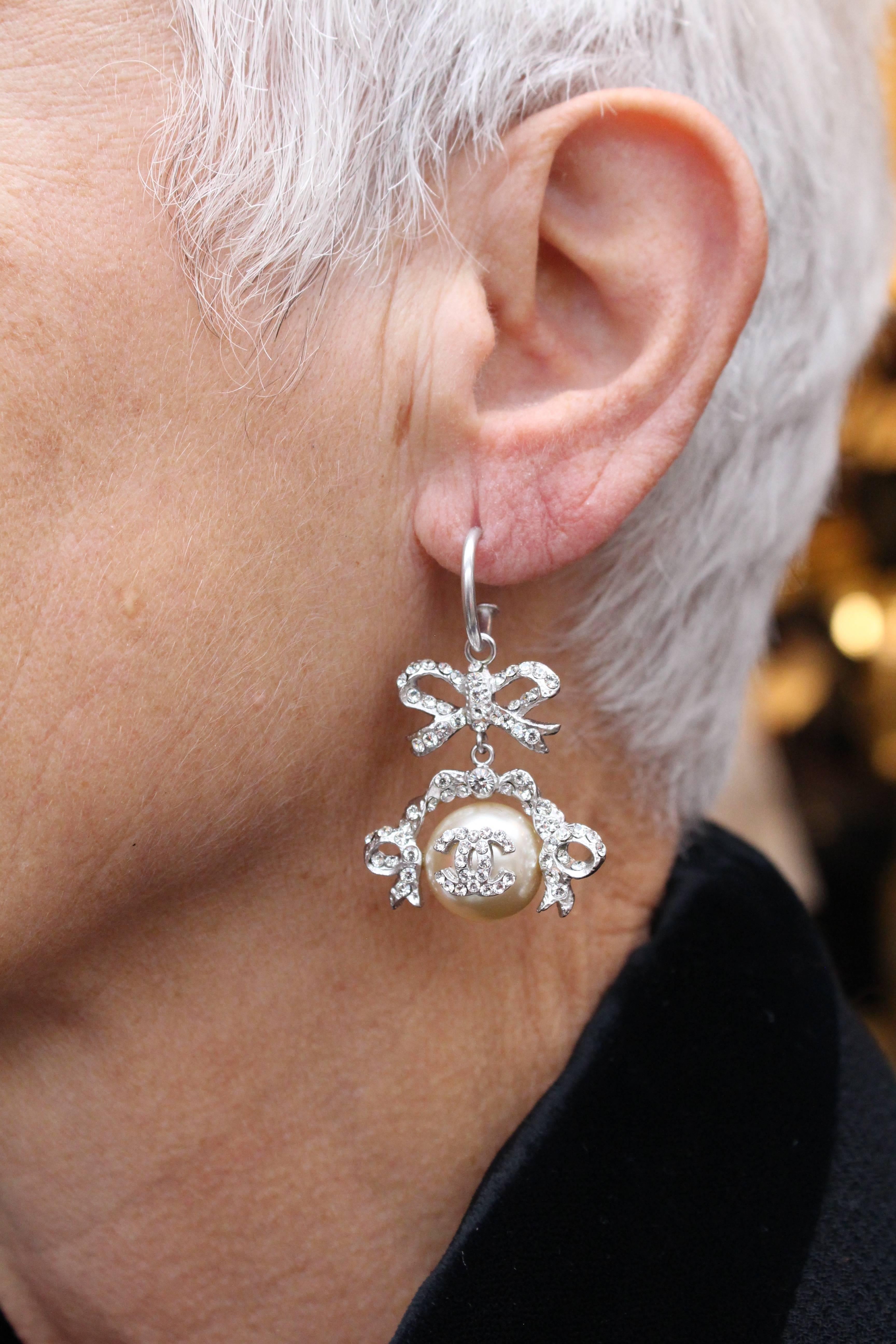 2004 Chanel gorgeous earrings representing a bow paved with rhinestones 4