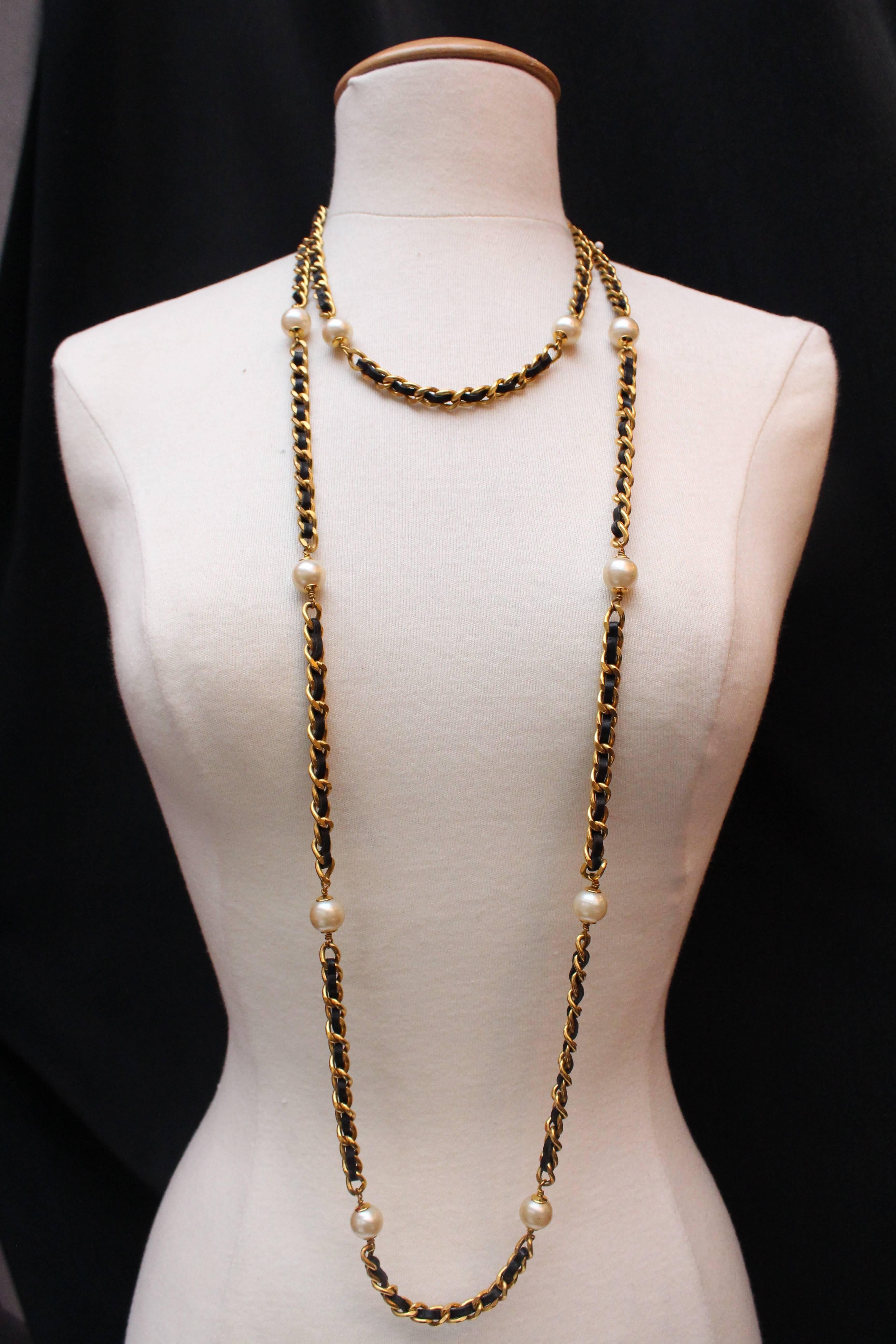 Women's Chanel long chain sautoir composed of black leather and gilded metal chain, 1993