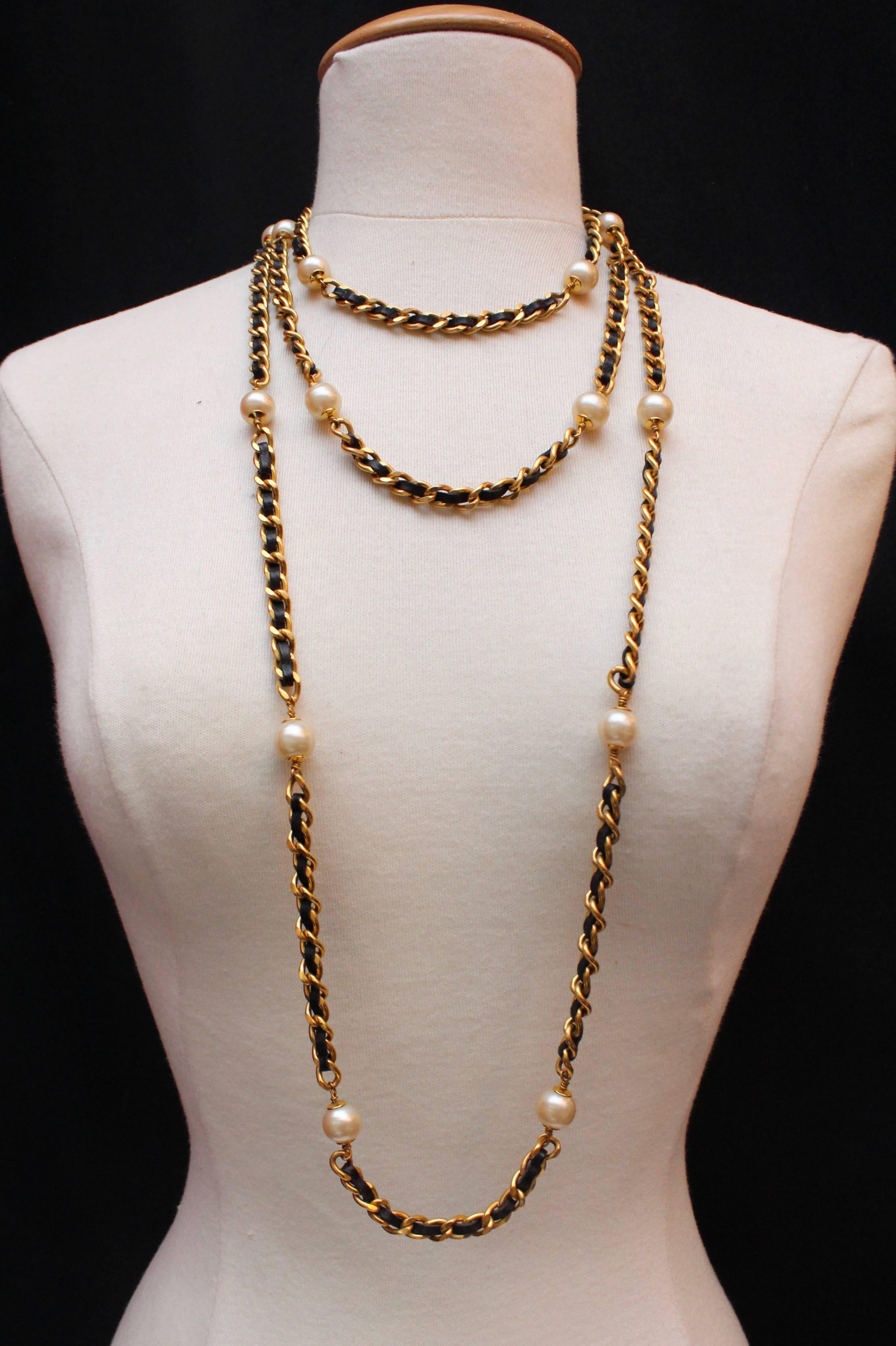 Chanel long chain sautoir composed of black leather and gilded metal chain, 1993 In Excellent Condition In Paris, FR