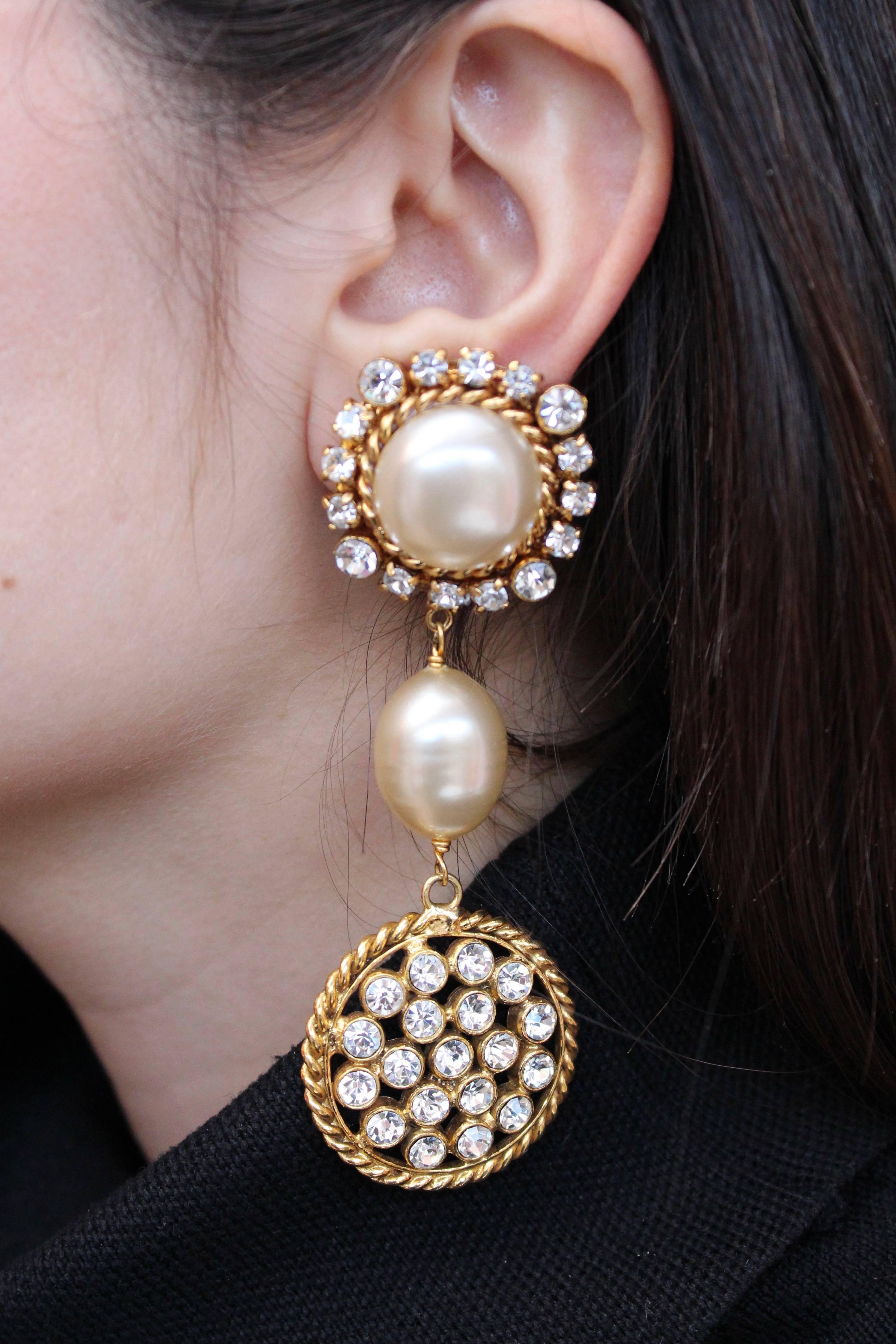 1990s Chanel Stunning drop clip-on earrings with faux pearl and rhinestones In Excellent Condition In Paris, FR