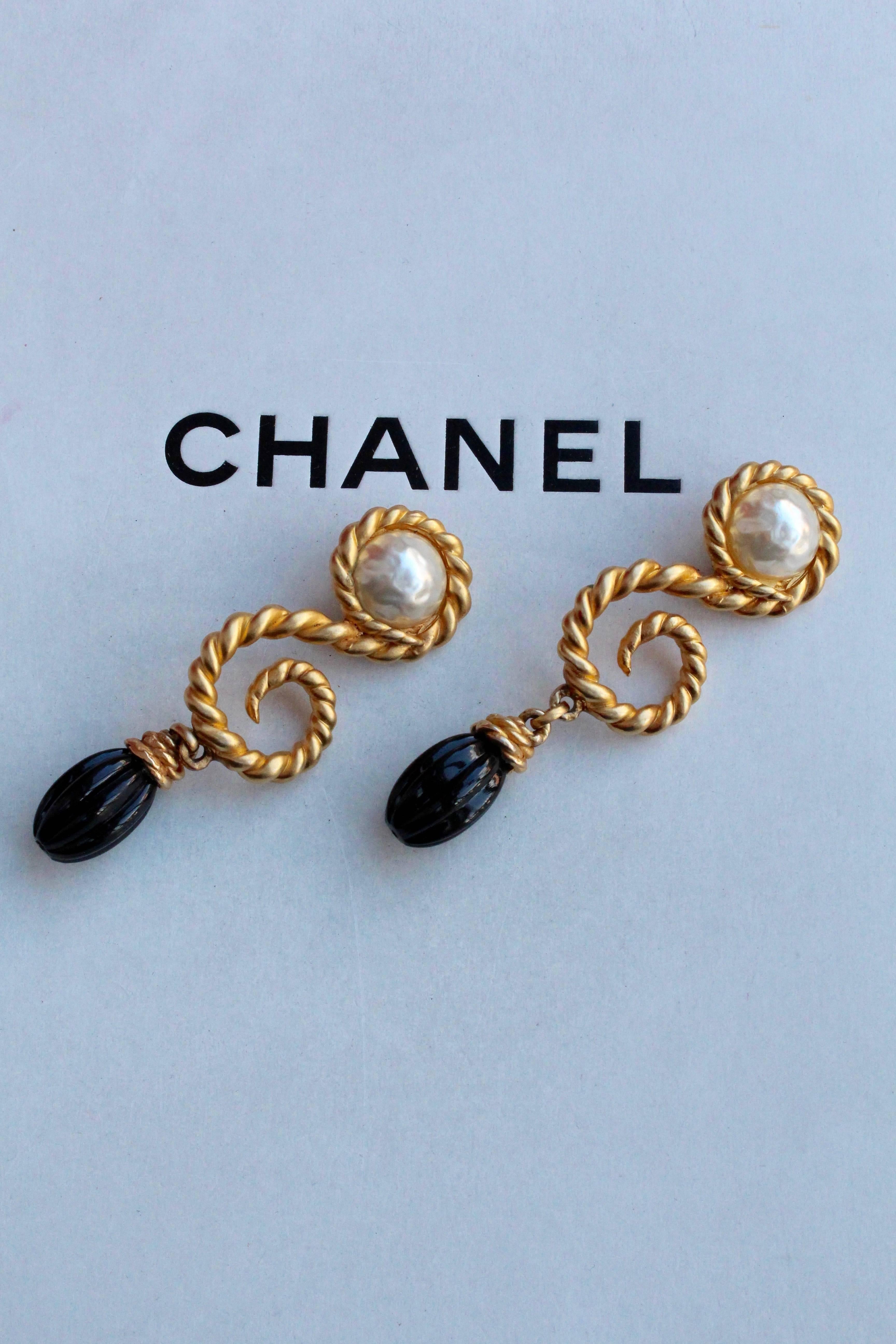 Chanel gold plated earrings with black drops and pearls, 1980s  In Excellent Condition In Paris, FR