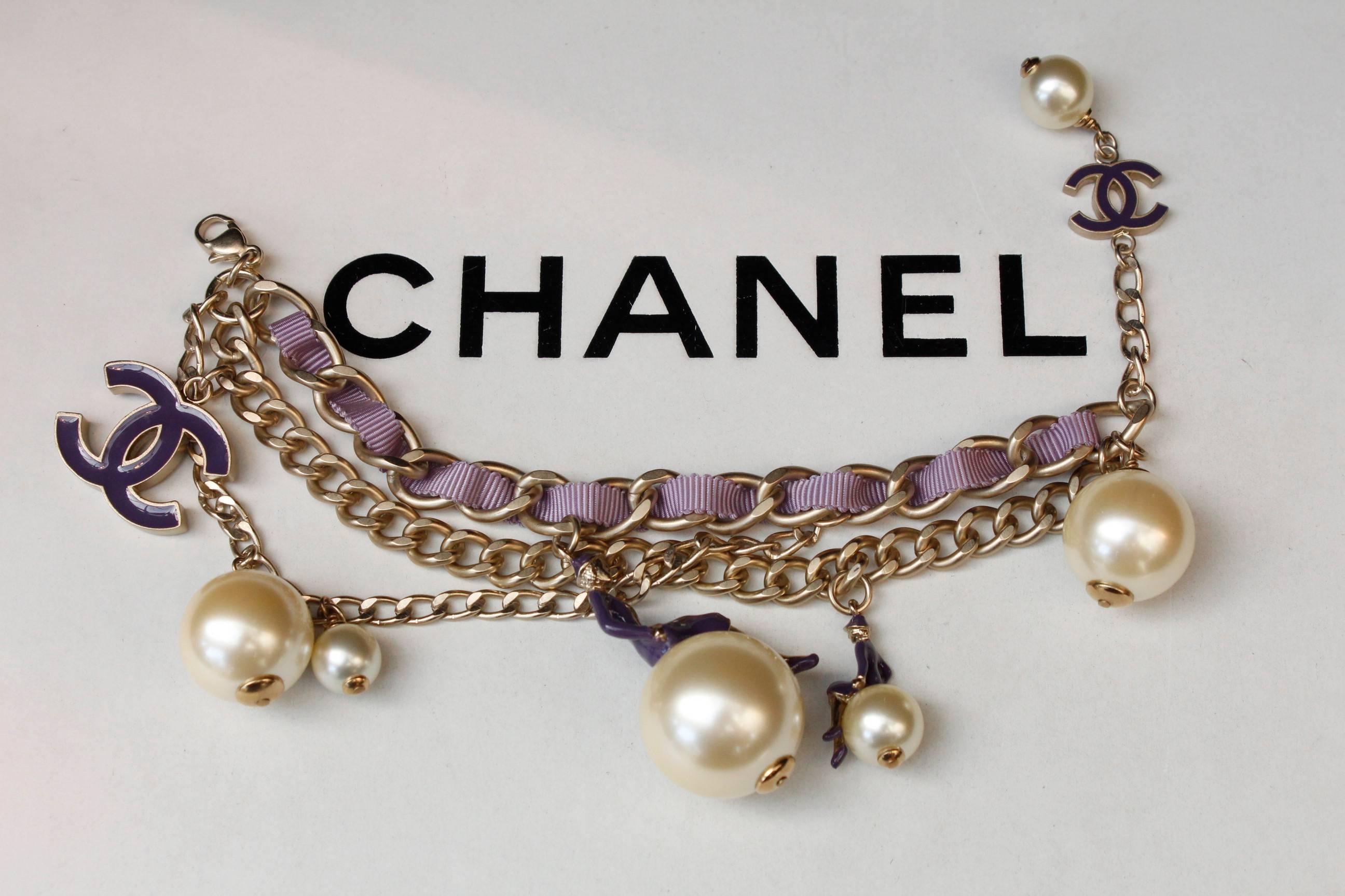 2004 Chanel “Coco sur le monde” bracelet In Excellent Condition For Sale In Paris, FR