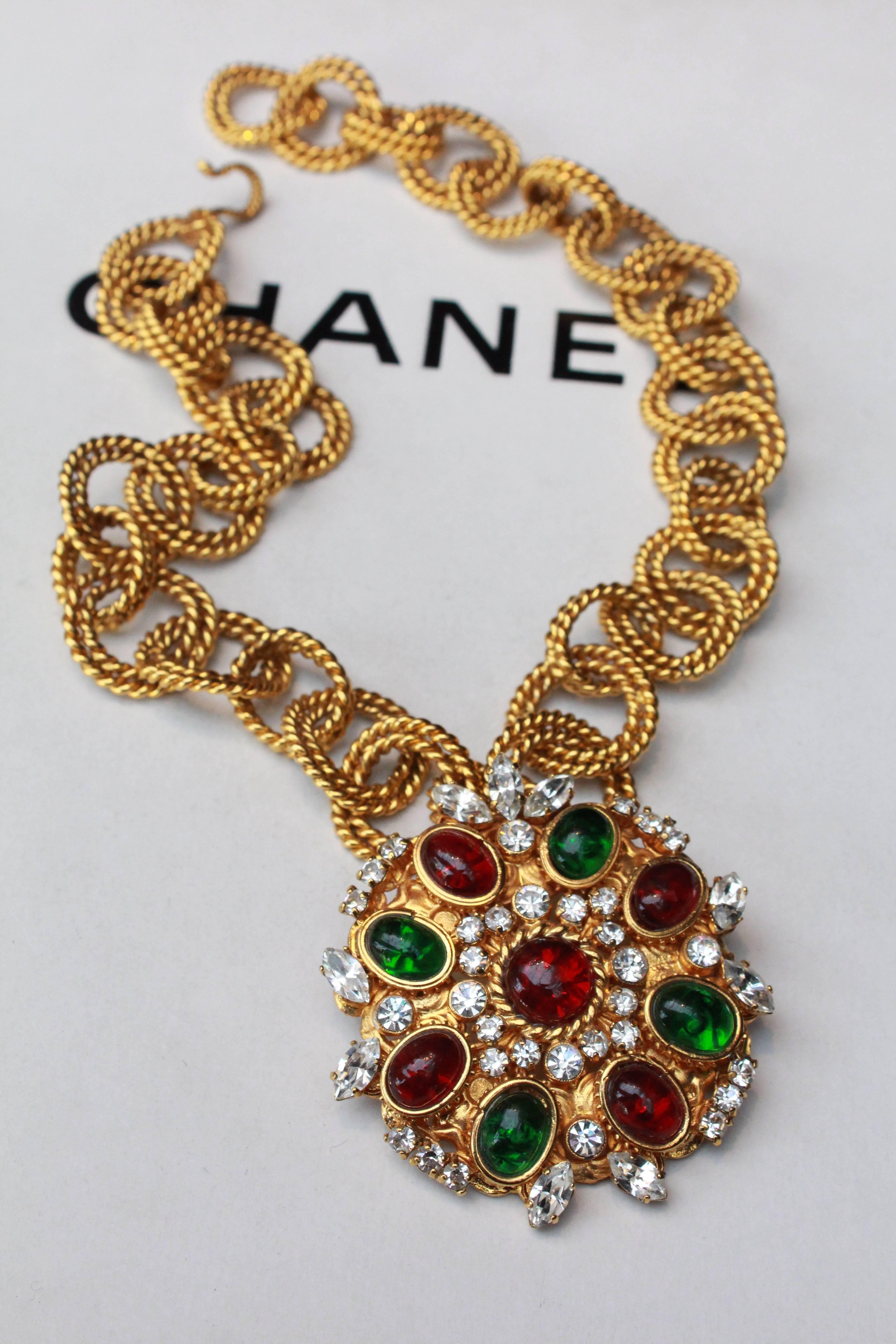 1990s Chanel gilded metal short necklace composed of large chain and a pendant In Excellent Condition In Paris, FR