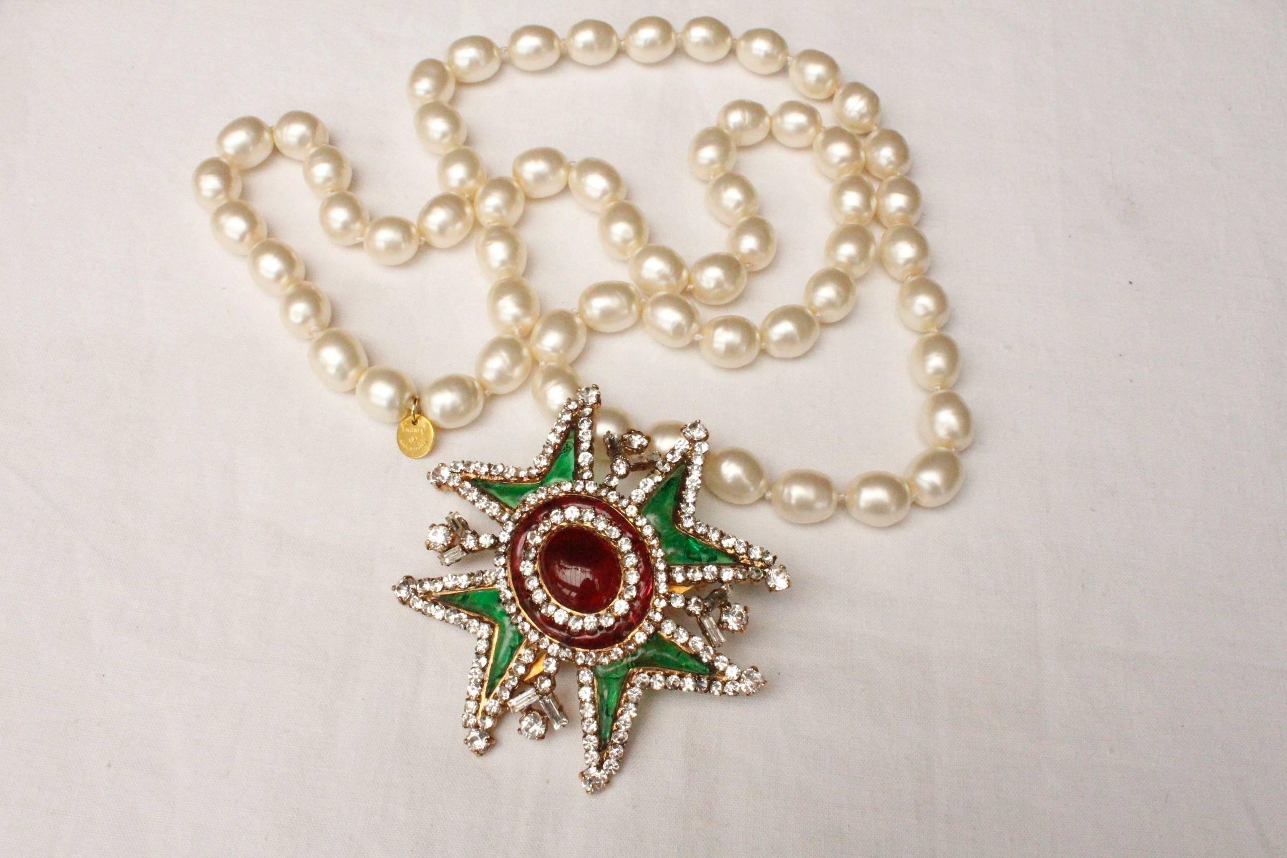 Chanel pearly beads necklace with glass paste and rhinestones Maltese cross In Excellent Condition In Paris, FR