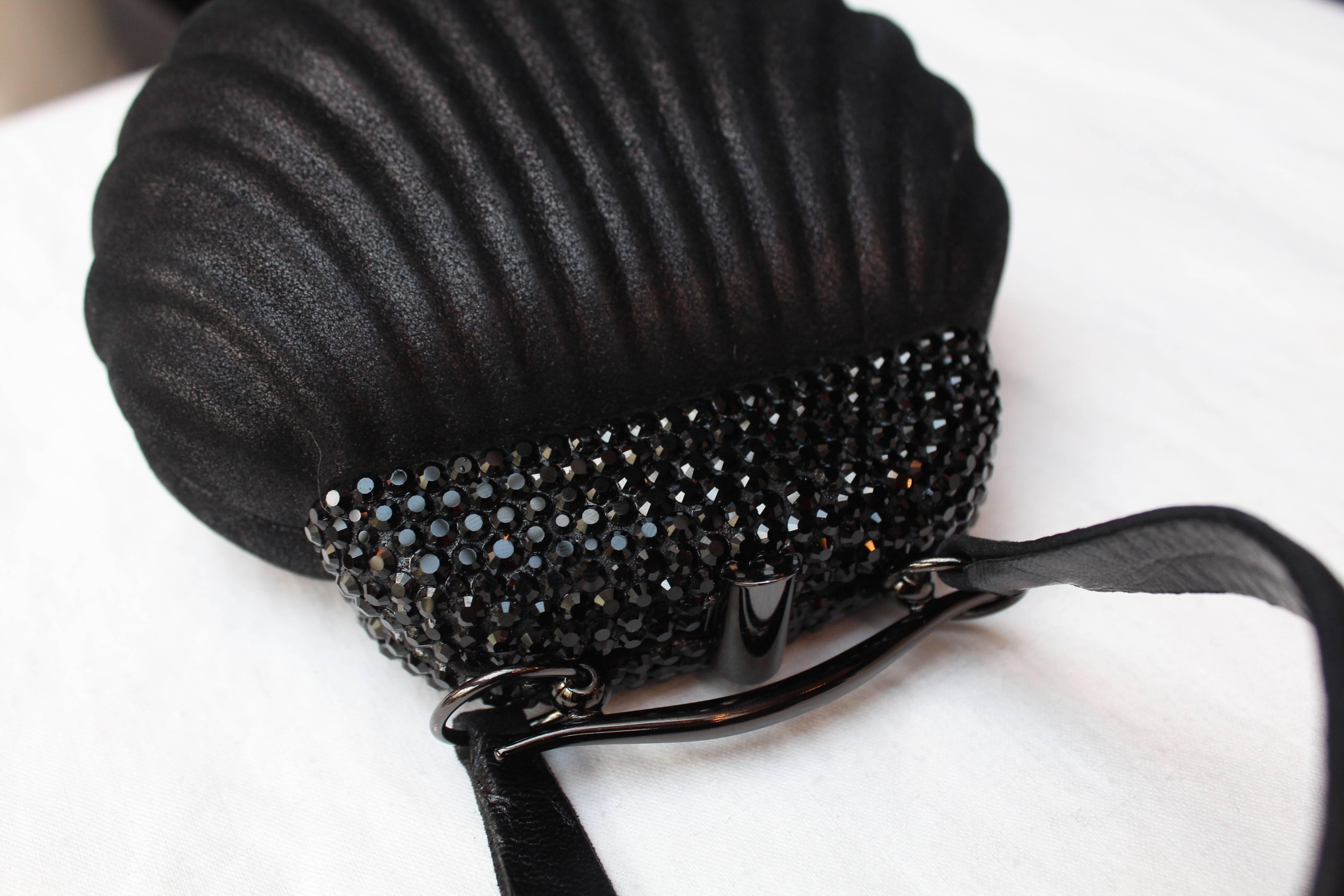 Rodo small black “shell” handbag, 1980s For Sale 2