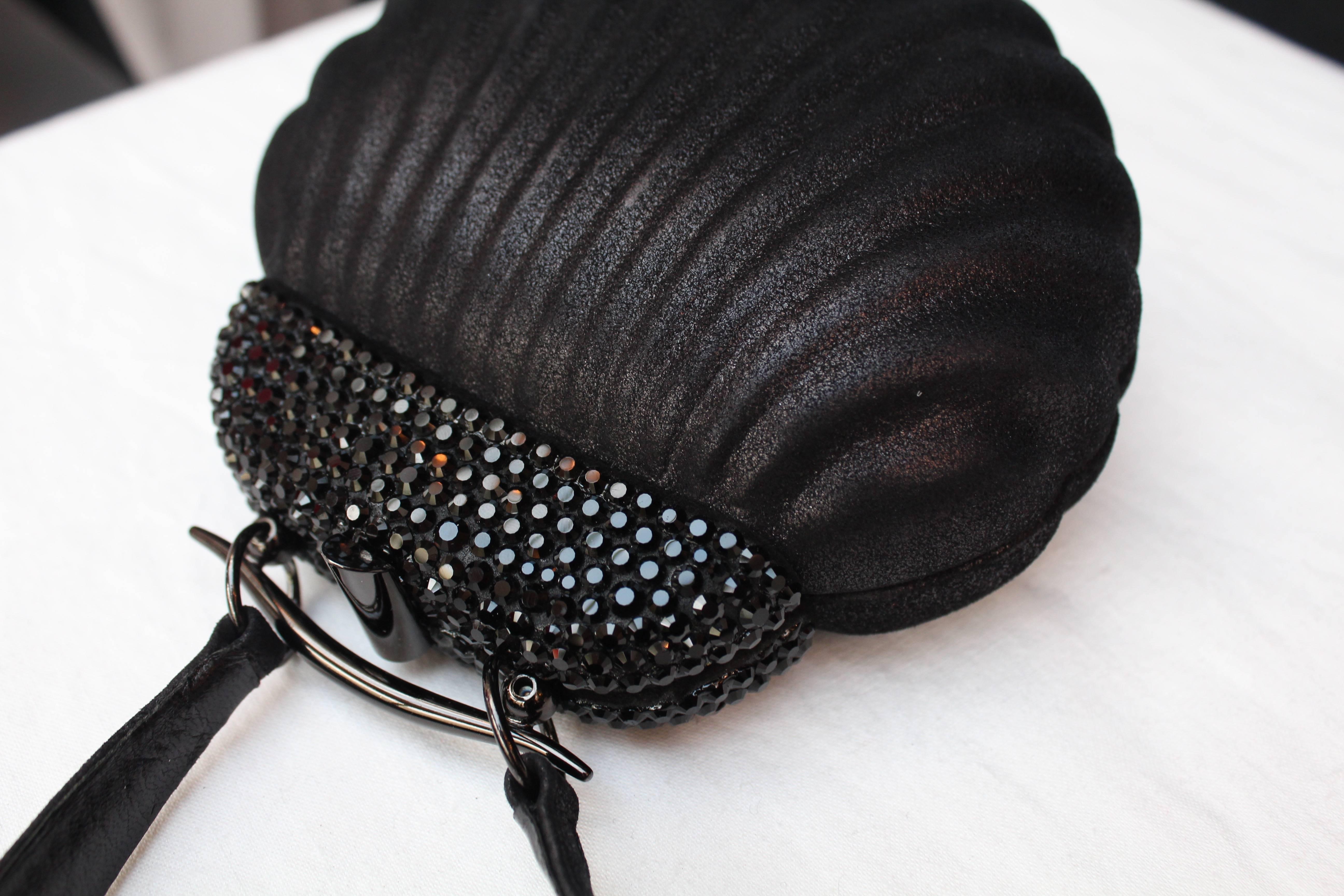 Rodo small black “shell” handbag, 1980s For Sale 3