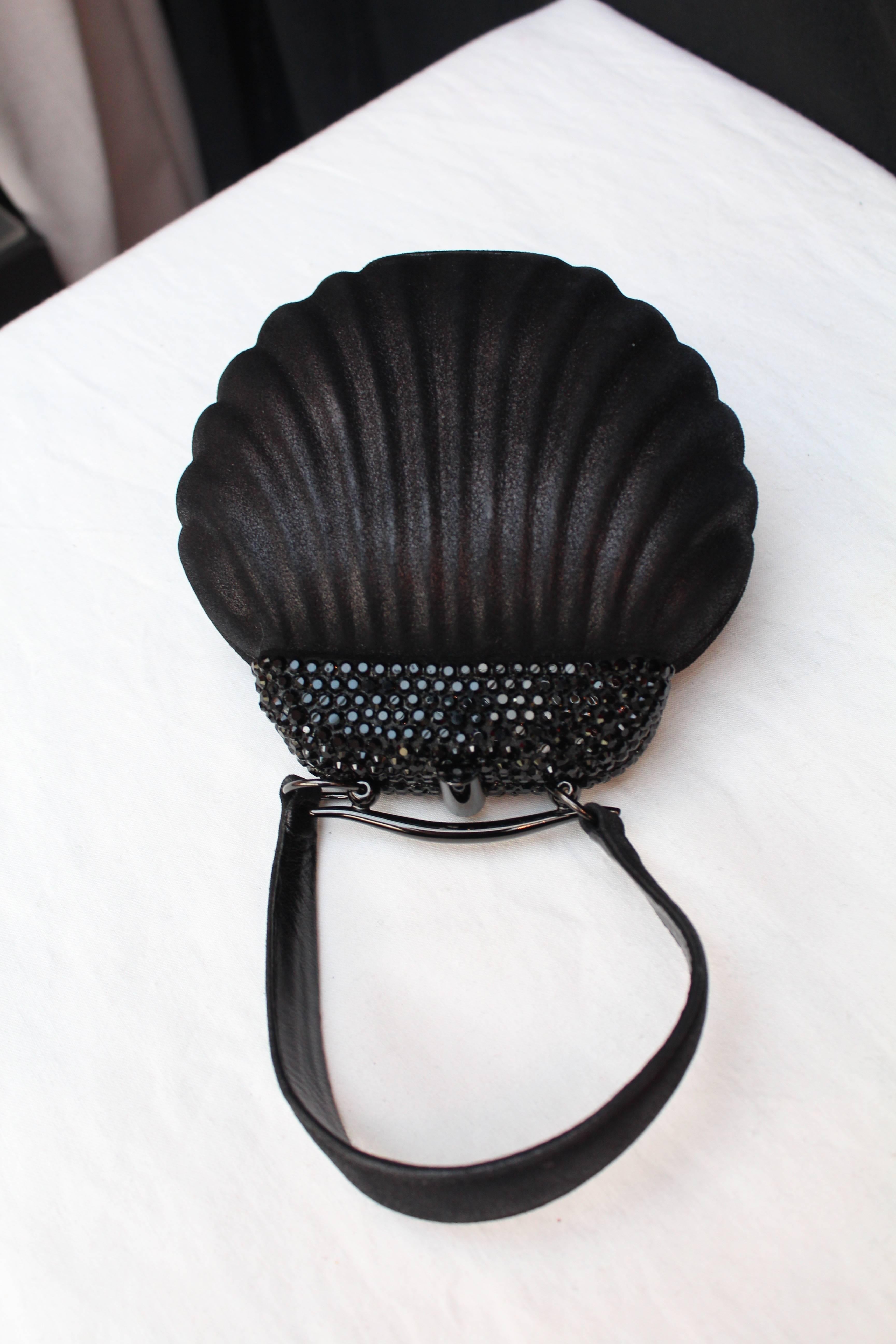 Black Rodo small black “shell” handbag, 1980s For Sale