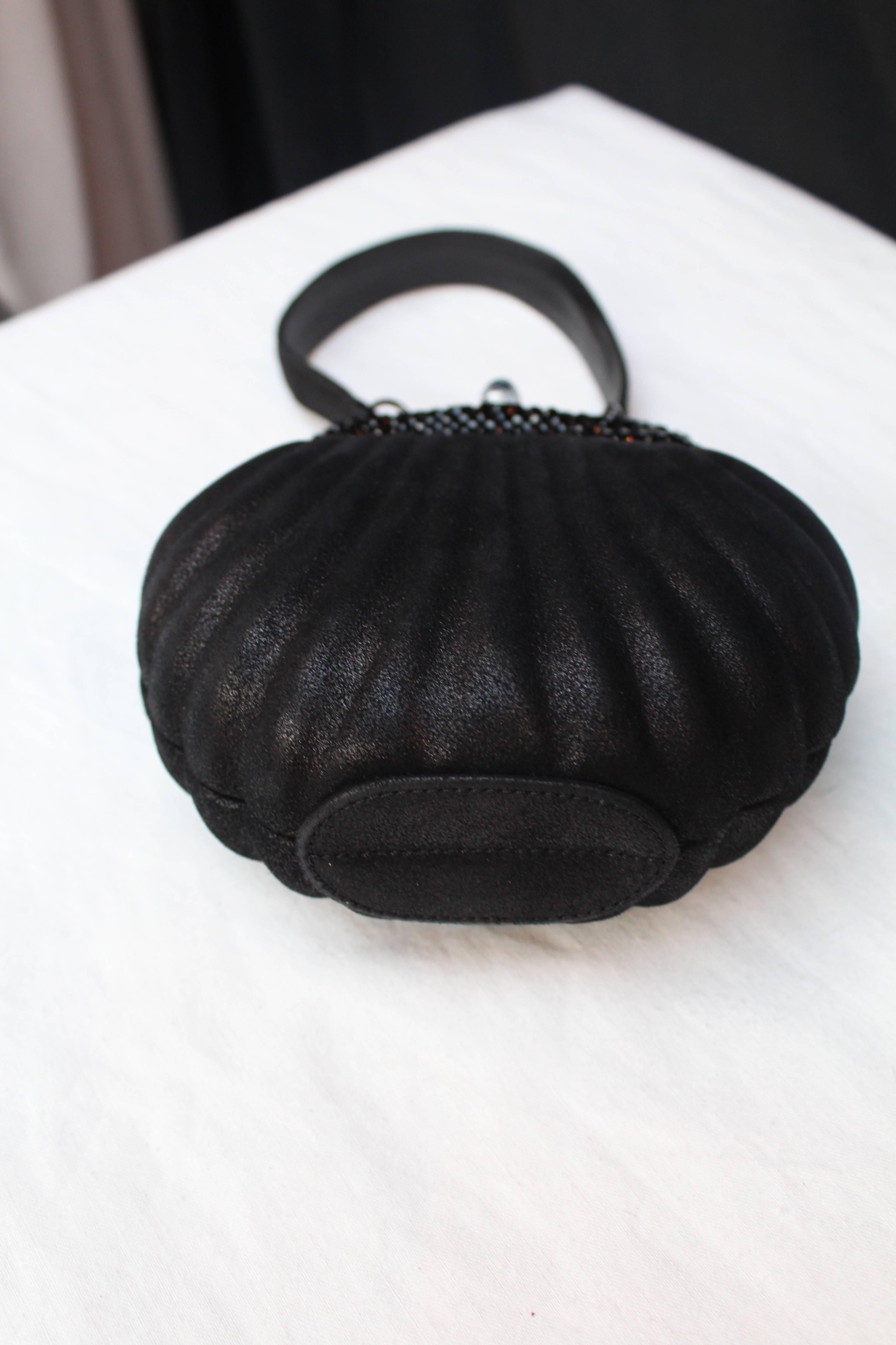 Rodo small black “shell” handbag, 1980s In Excellent Condition For Sale In Paris, FR