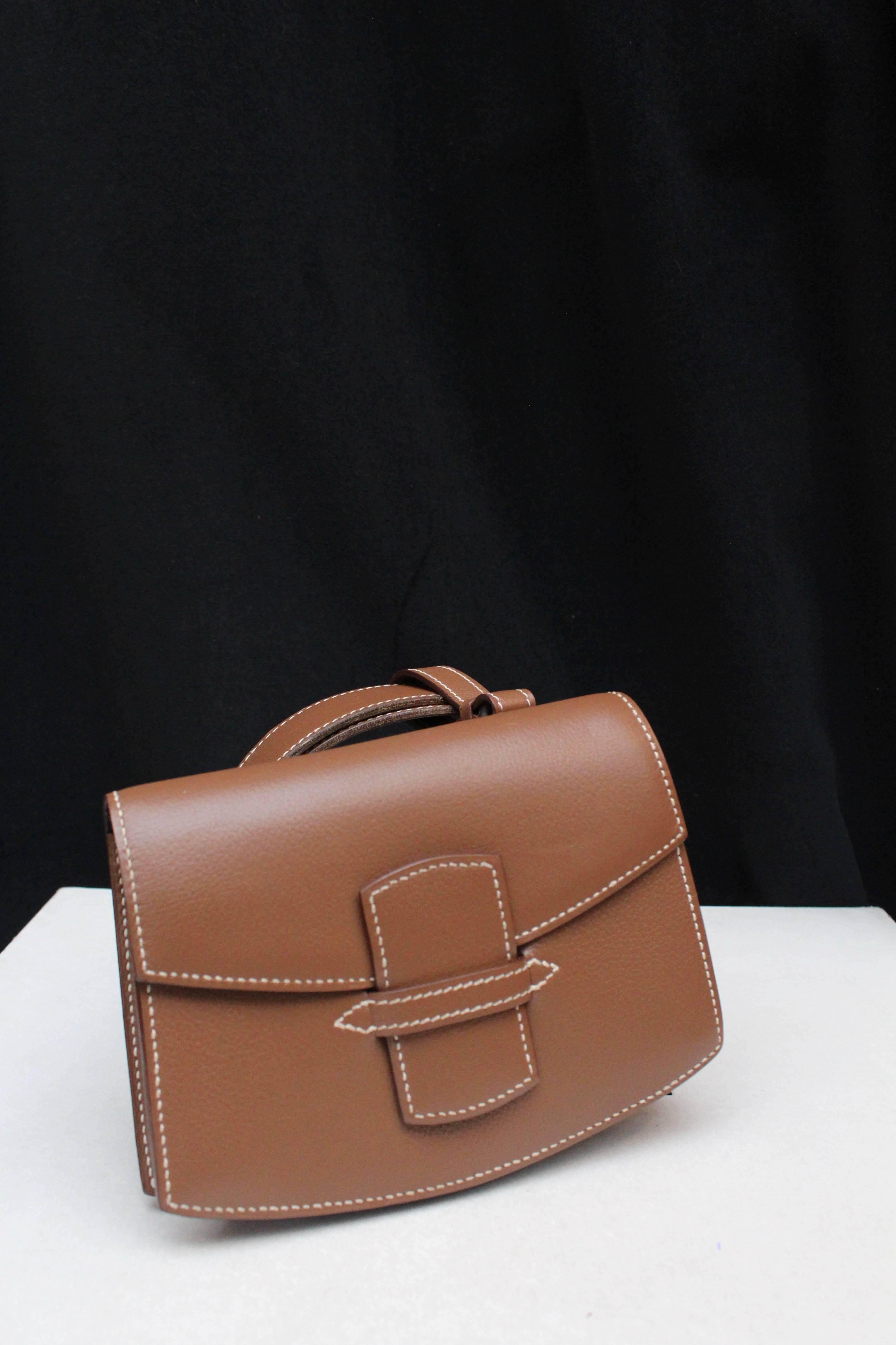 HERMES PARIS (Made in France) Very nice clutch/belt made of grained brown leather with white over stitching, comprised of a thin belt and a clutch with loops.

Belt size 70. Clutch height 12.5 cm (5 in); Width 15.5 cm (6 in).

Mint condition.

 