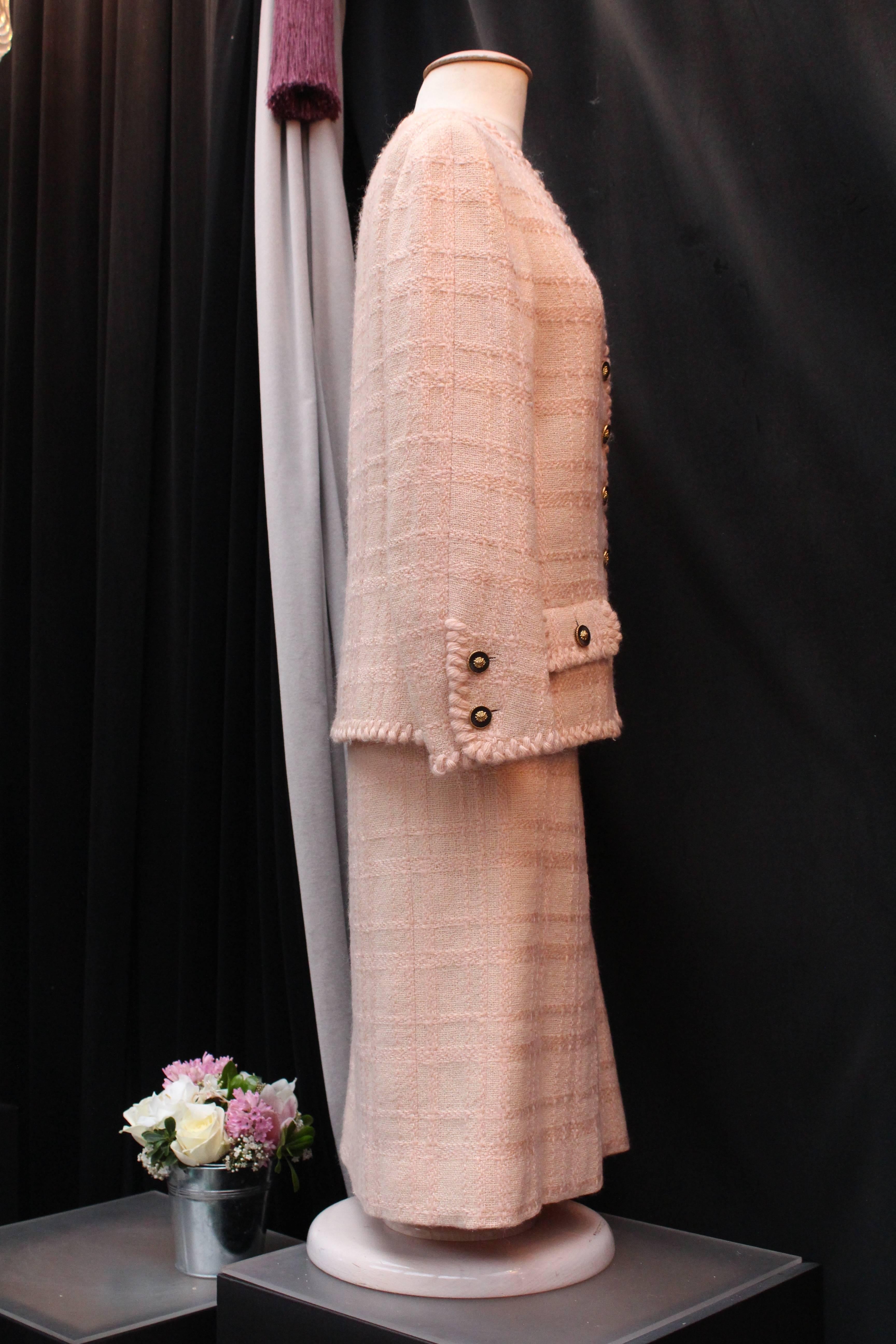 Chanel Haute Couture light pink wool skirt set, 1960s  In Good Condition In Paris, FR