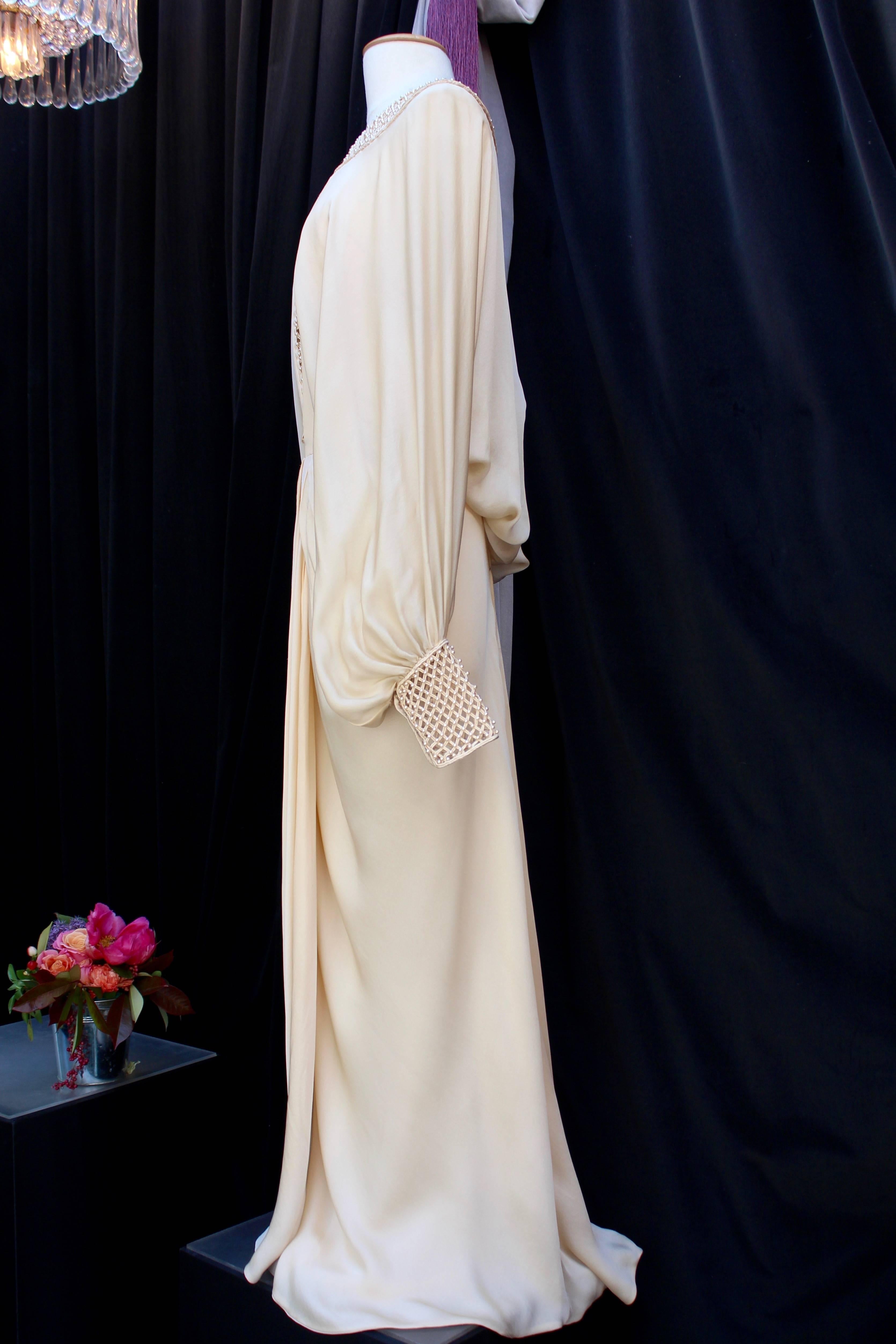 1980s Louis Féraud Haute Couture beautiful ivory silk evening gown In Good Condition In Paris, FR