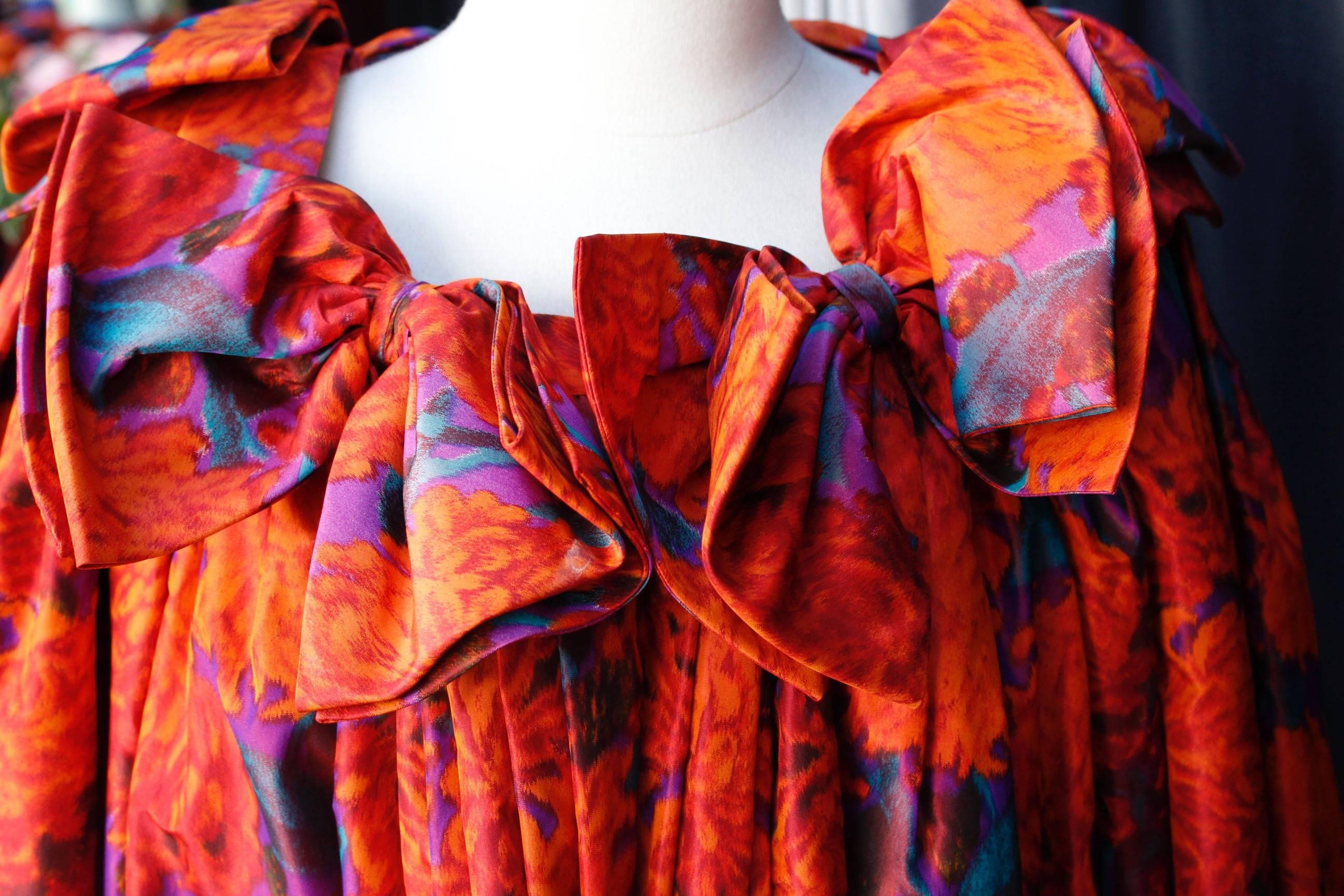 1990 Nina Ricci (attributed to) Beautiful opera coat made of orange silk taffeta 1