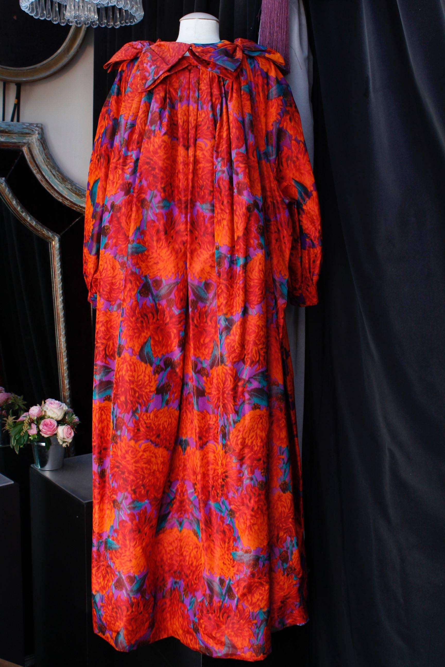1990 Nina Ricci (attributed to) Beautiful opera coat made of orange silk taffeta In Excellent Condition In Paris, FR