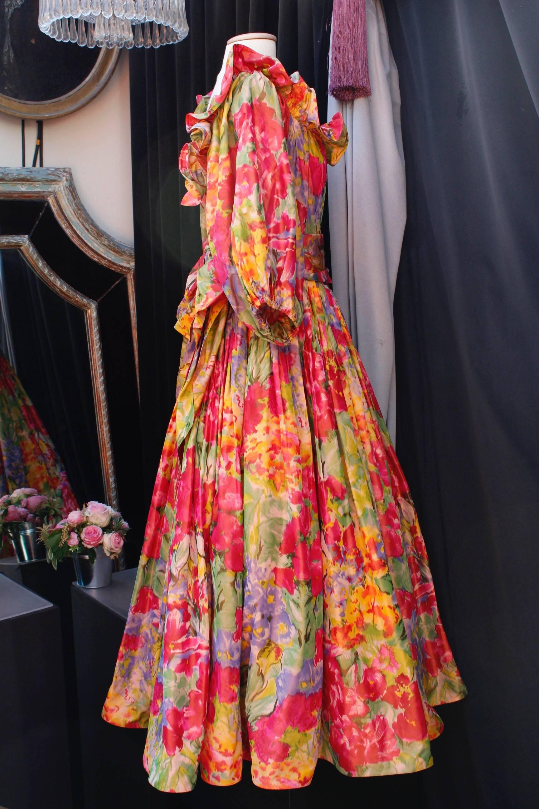 1990s Nina Ricci (attributed to) Opera dress with yellow red and green colors In Excellent Condition For Sale In Paris, FR