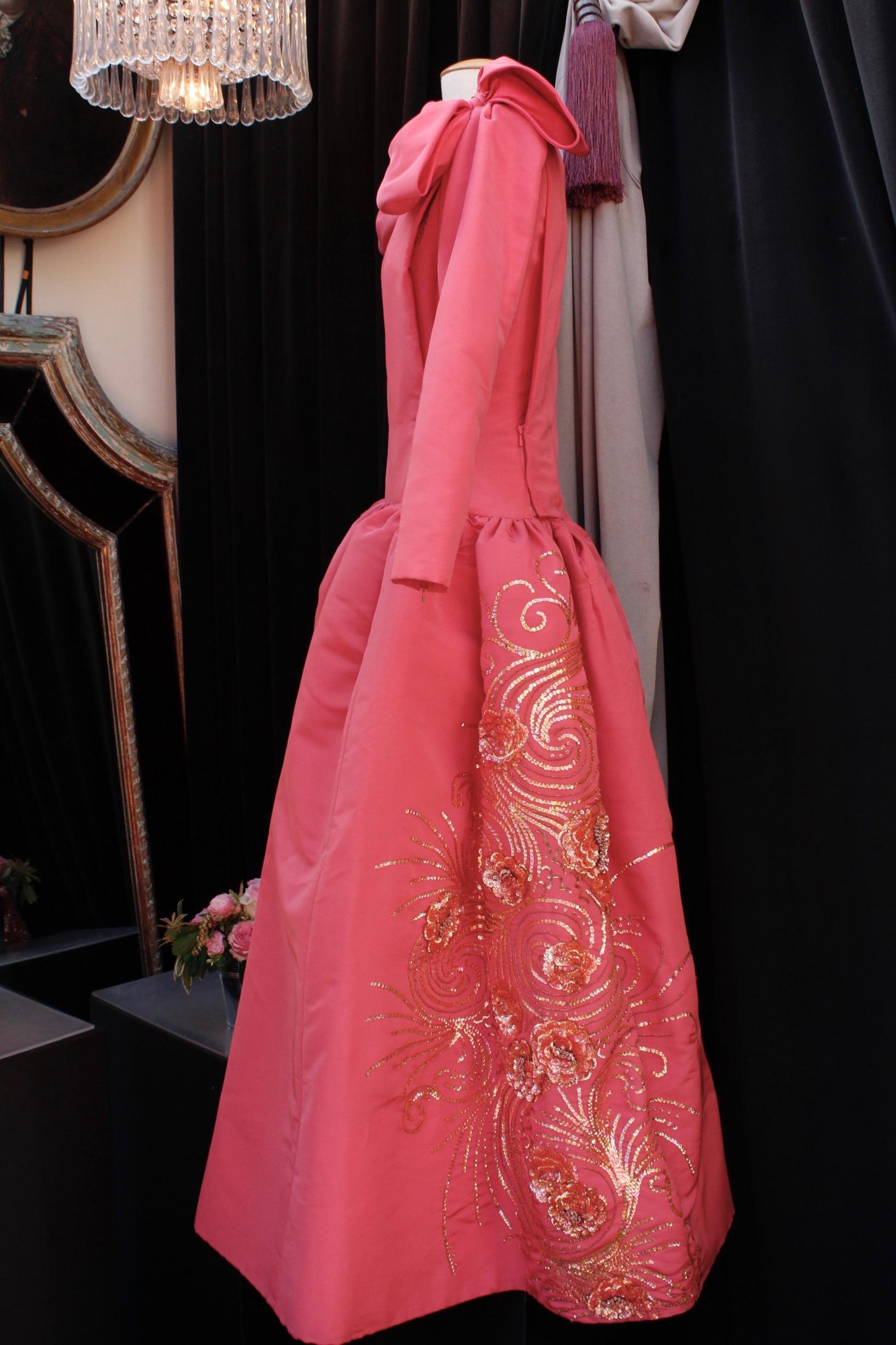 Nina Ricci pink silk opera dress with golden embroideries and bows, 1990s  In Good Condition In Paris, FR