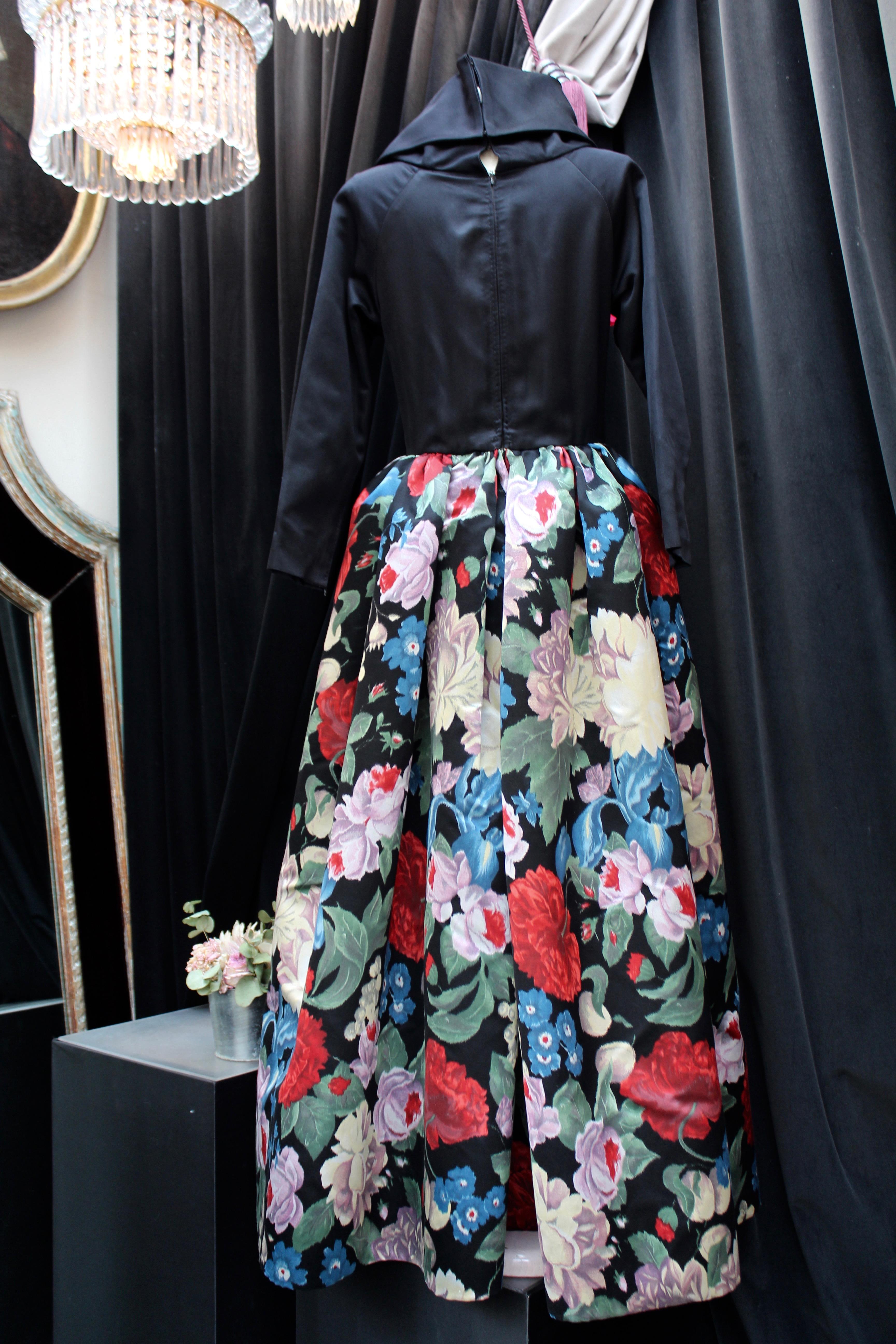 Nina Ricci silk taffeta evening gown with floral print, 1980s  In Good Condition For Sale In Paris, FR