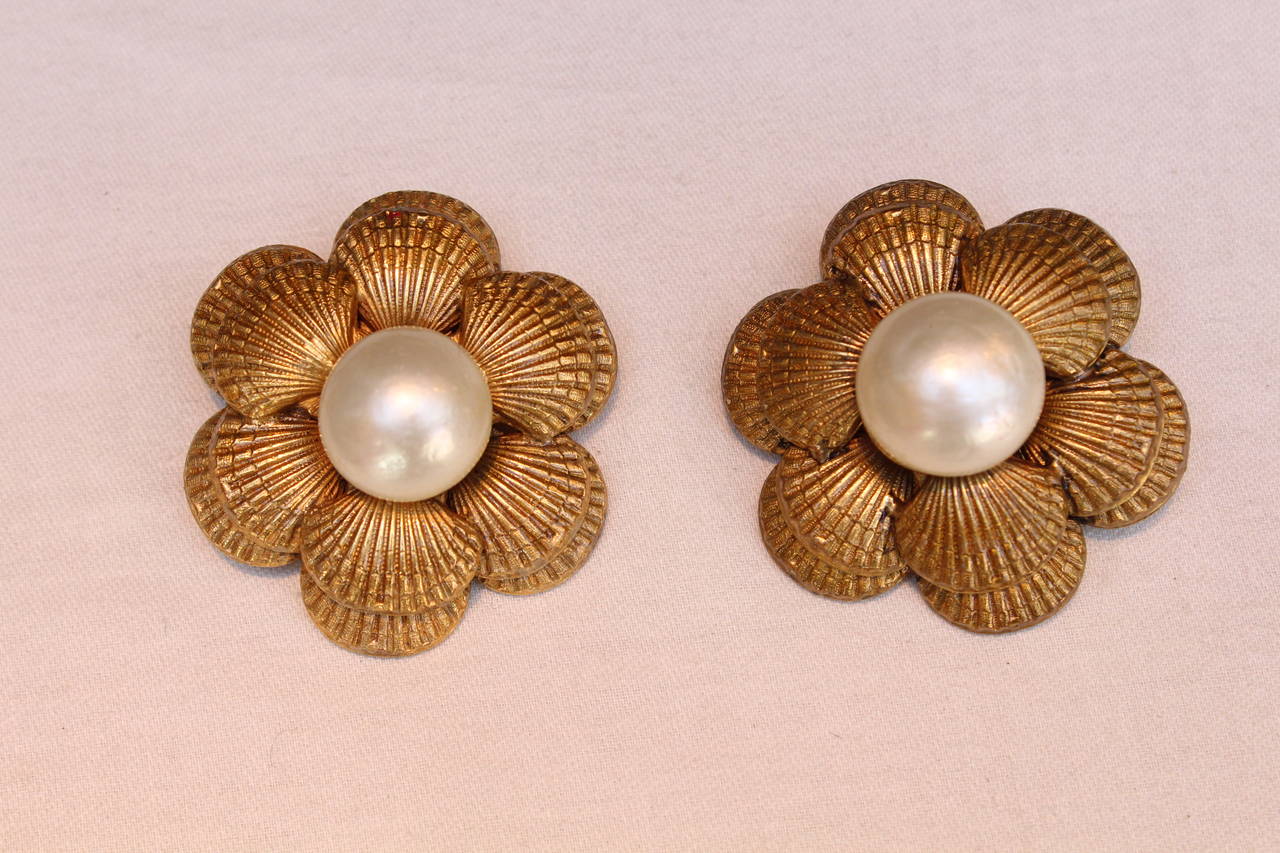 1980s Chanel Shell Motif and Faux Pearls Earrings In Good Condition In Paris, FR