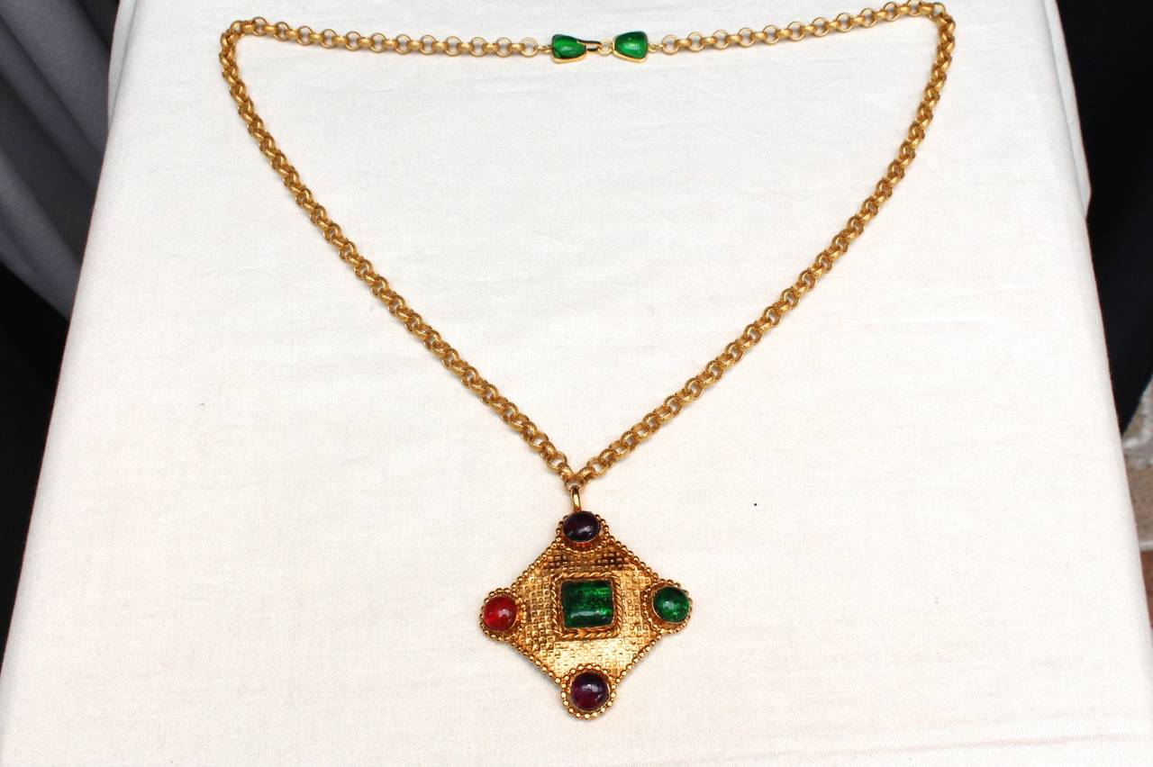 1980s Isabel Canovas Gold Metal and Gripoix Glass Paste Pendant Necklace In Excellent Condition In Paris, FR