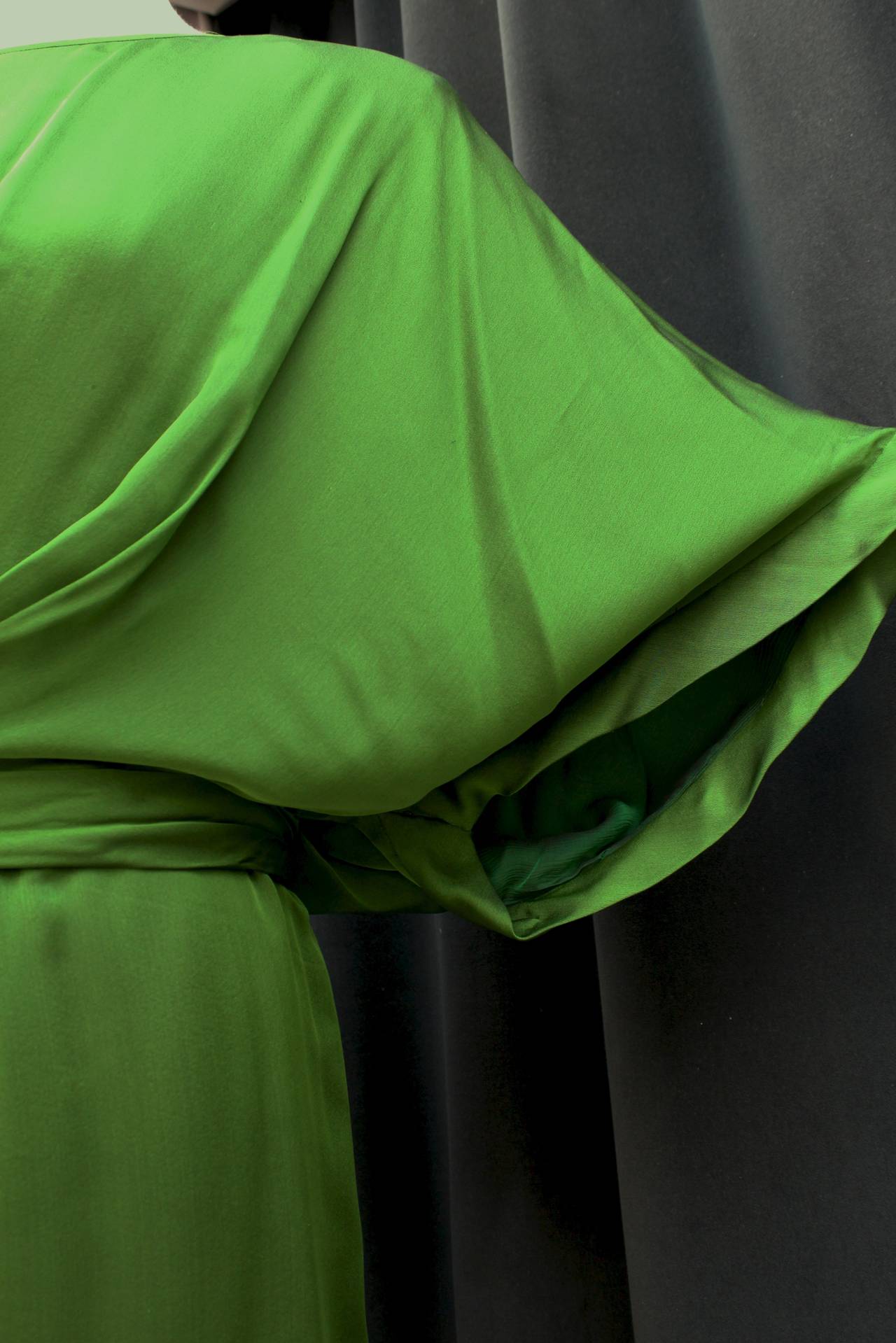 Fall Winter 1990-1991 Yves Saint Laurent Haute Couture Green Silk Dress In Good Condition In Paris, FR
