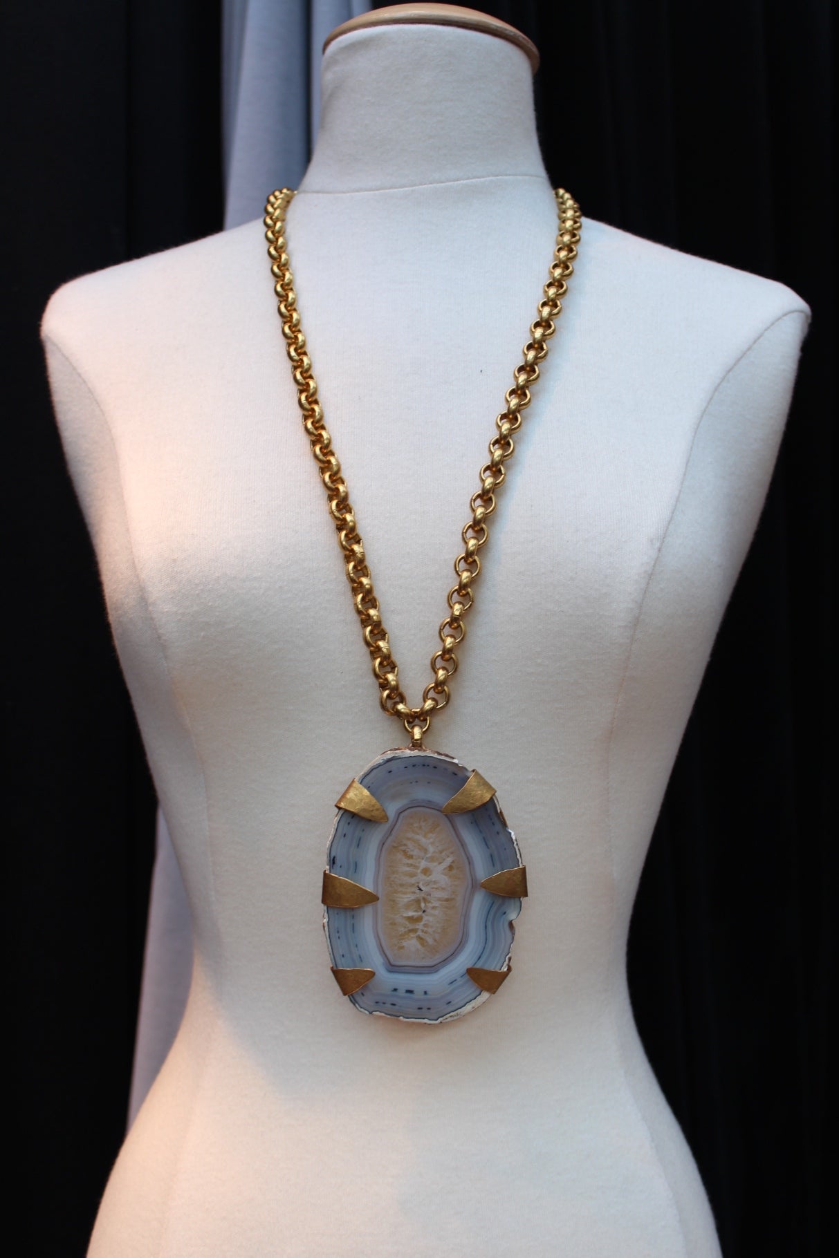 HERVE VAN DER STRAETEN (Made in France) Gold metal chain holding a pendant composed of a slice of quartz backed by a hammered gold brass plaque featuring hooks. 

This piece is from one of the first collection in the 1980s. 

Very good