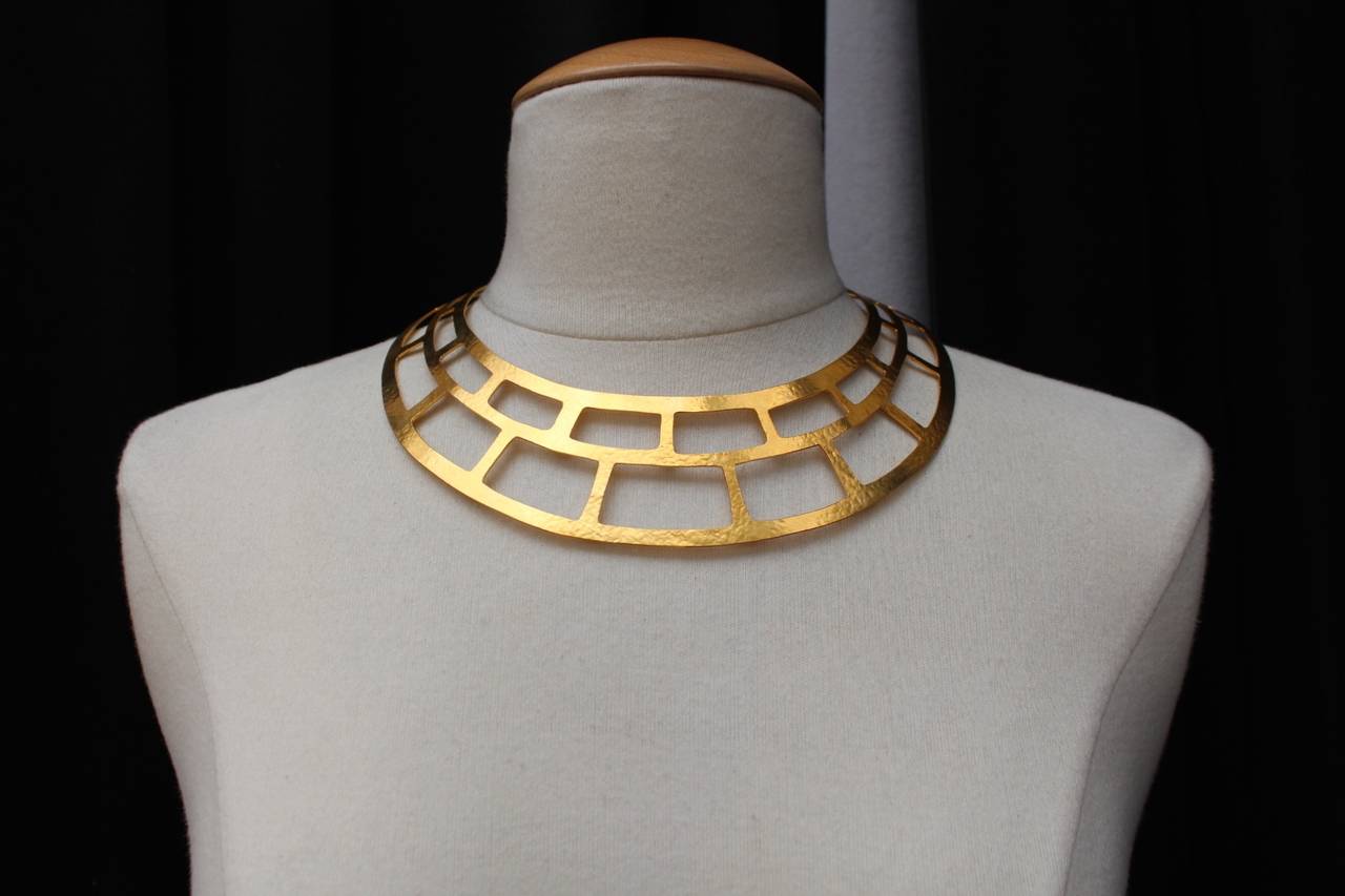2000s Herve Van Der Straeten Openwork Hammered Gold Brass Torque Necklace In Excellent Condition In Paris, FR