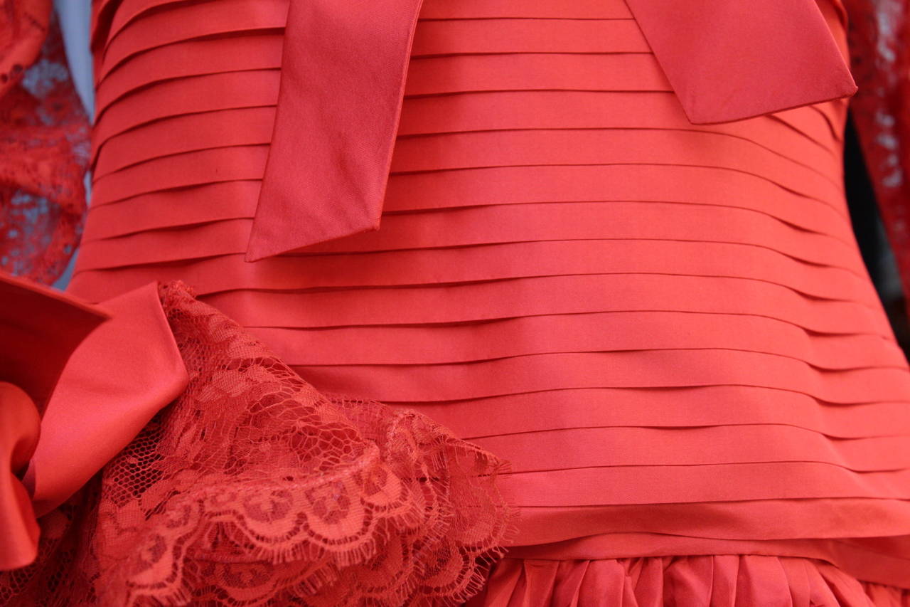 Fall 1980 Nina Ricci Haute Boutique Red Taffeta and Lace Evening Dress im Zustand „Hervorragend“ im Angebot in Paris, FR