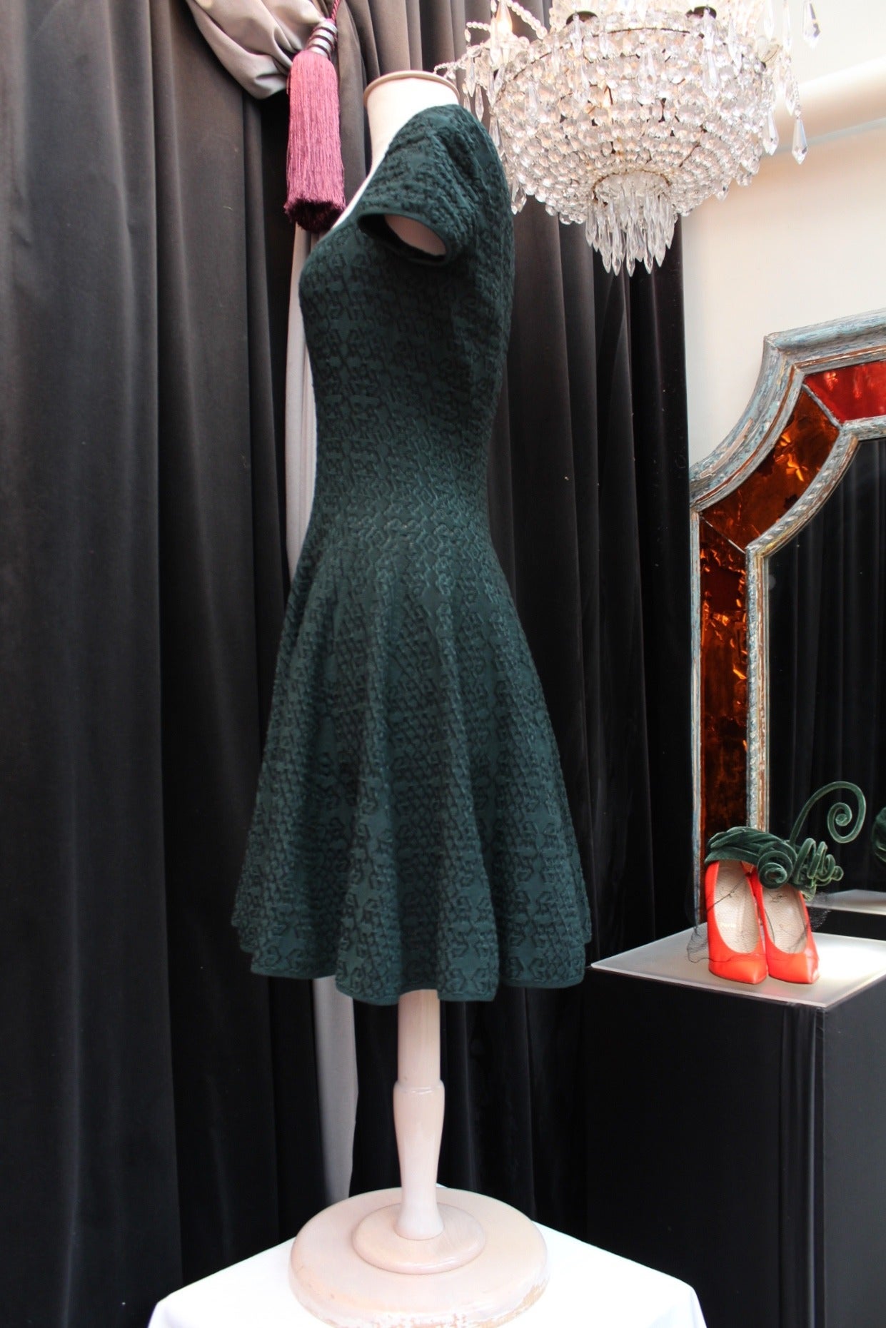 ALAIA (Paris) Short sleeves skater dress composed of dark green and black knitted rayon cotton. 

Black inner lining. Closes with a zip in the back.

Size indicated 38FR - 6US

Excellent condition

Sizes: 
Length: 89 cm
Shoulders: 40