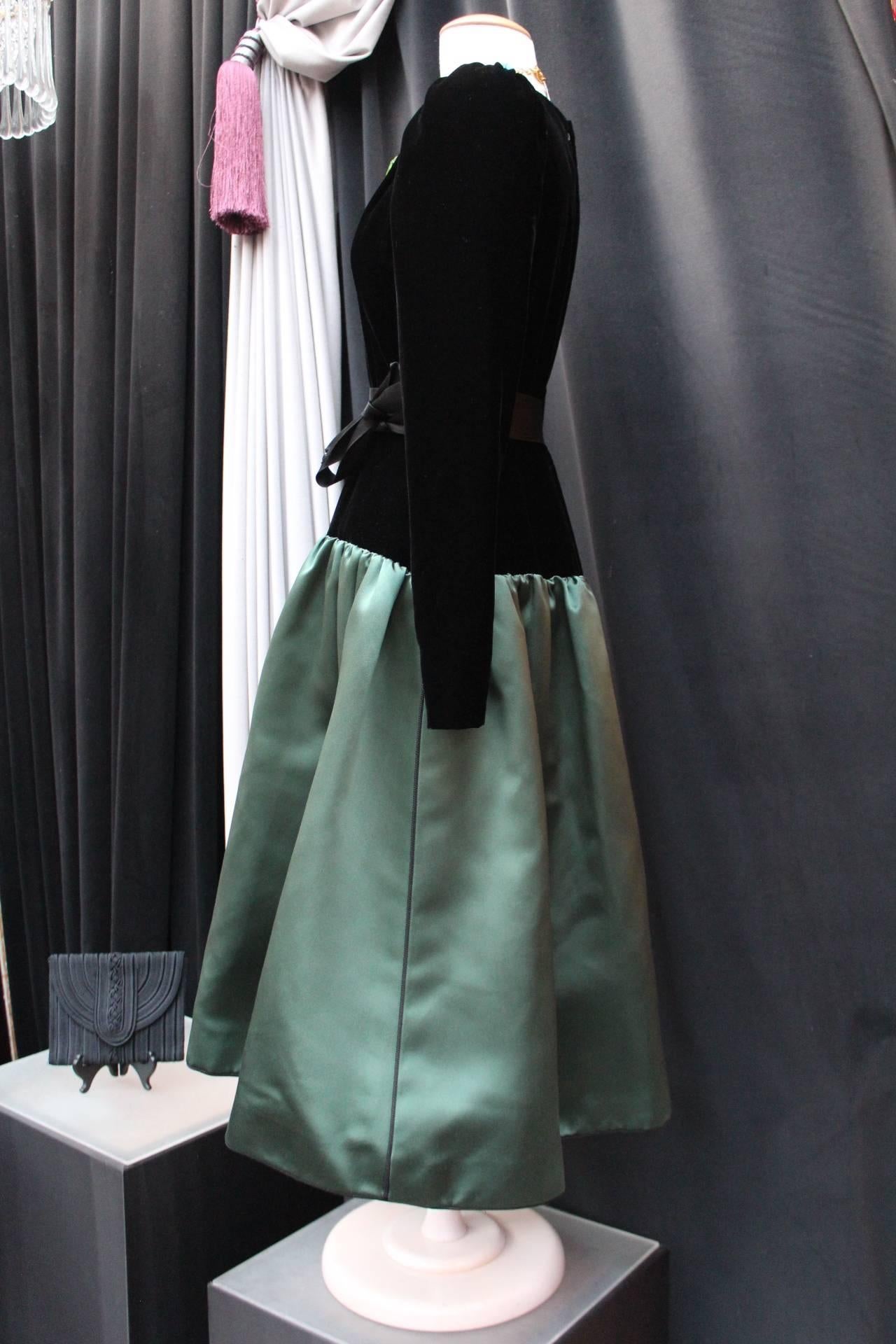 YVES SAINT LAURENT HAUTE COUTURE PARIS (Made in France) 1978 evening dress consisting of a black silk velvet with long sleeves bust and a green silk taffeta pleated skirt. The dress is constructed with a V-neck, slightly puffed shoulders and small