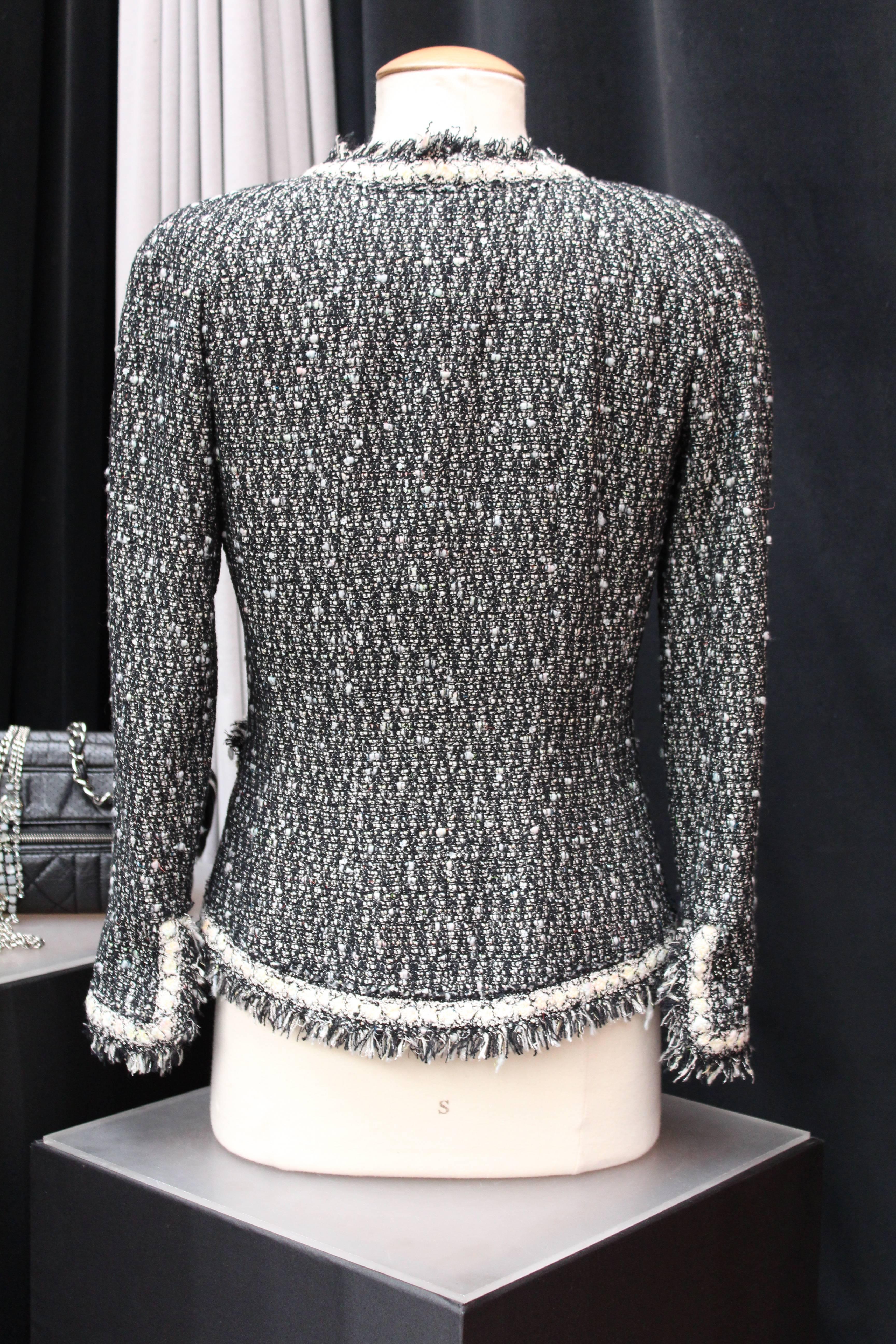 2005 Chanel Black and White Tweed Jacket In Excellent Condition In Paris, FR